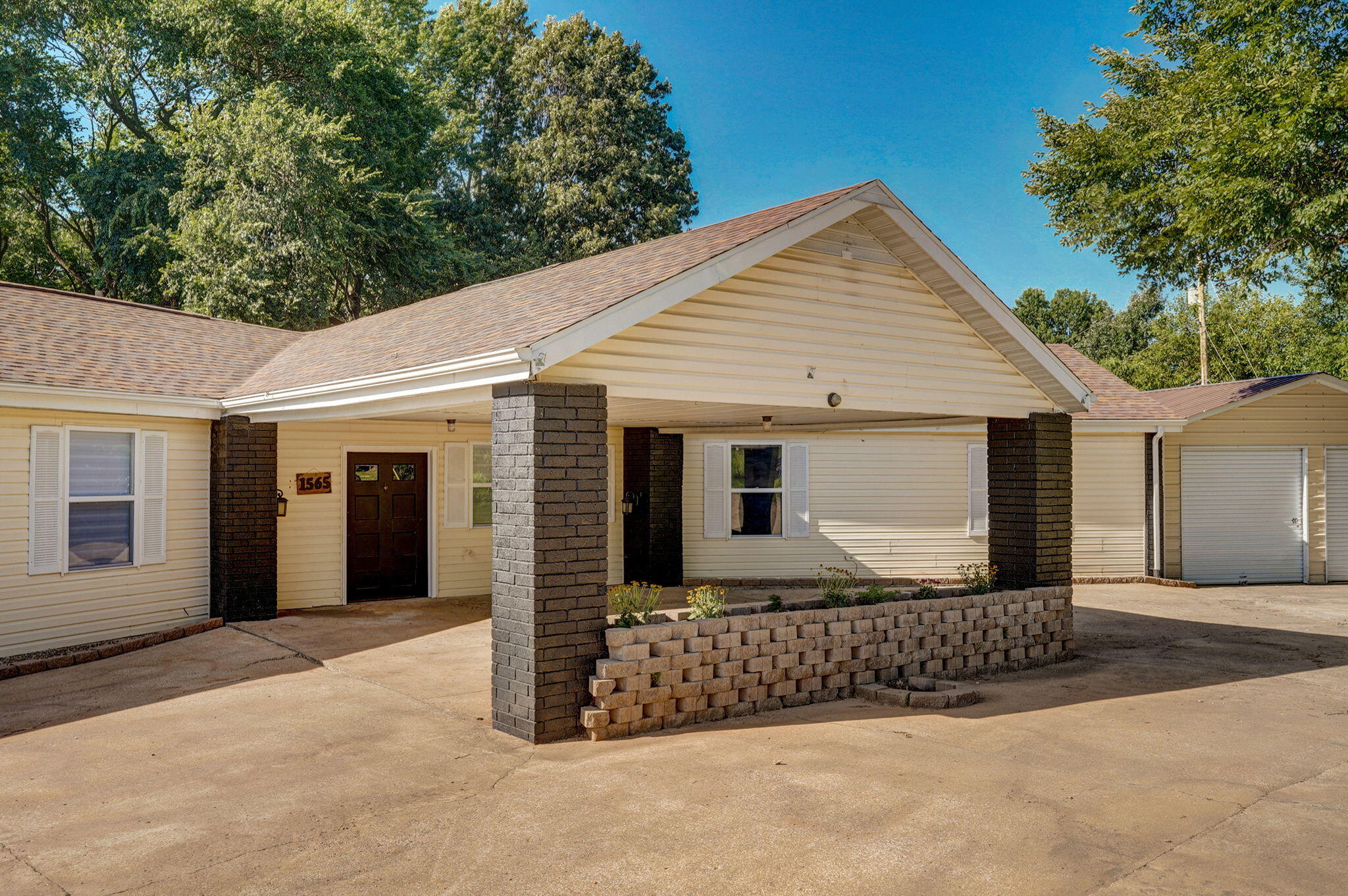 1565 East Briar Street Property Photo 3