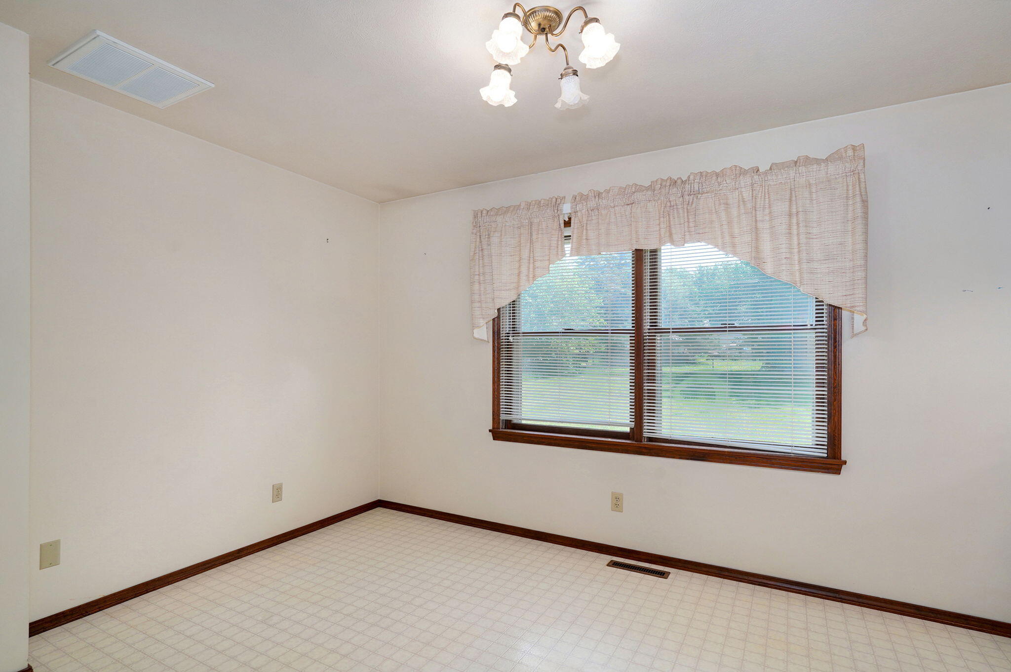 2060 North Marion Avenue Property Photo 9