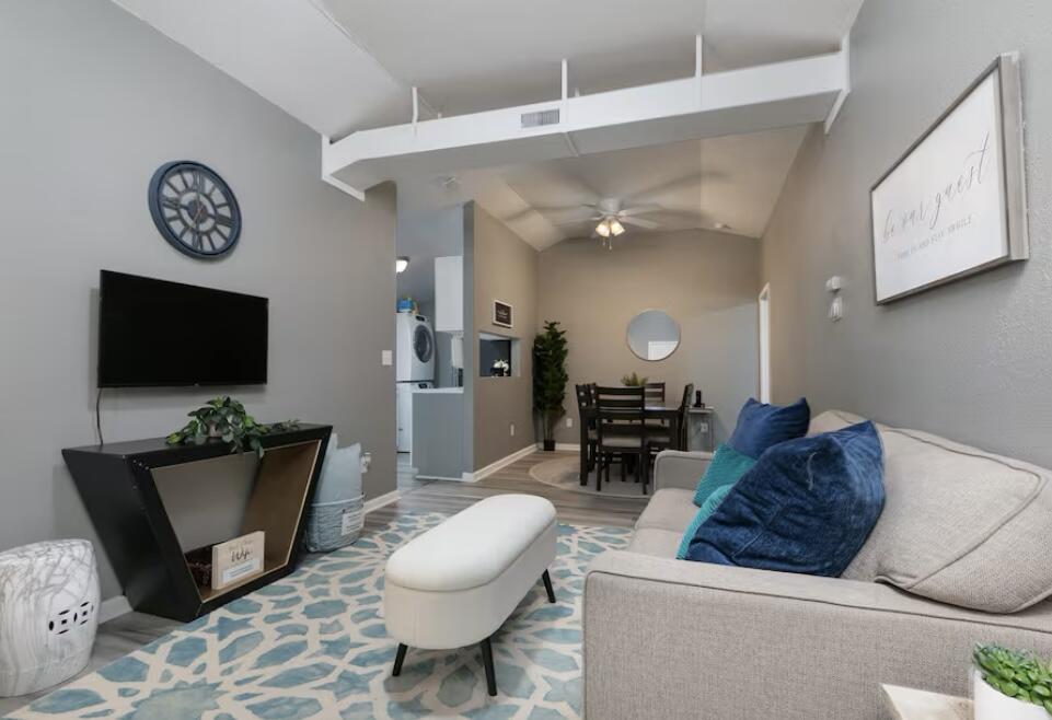 1506 East Lindberg Street Property Photo 4