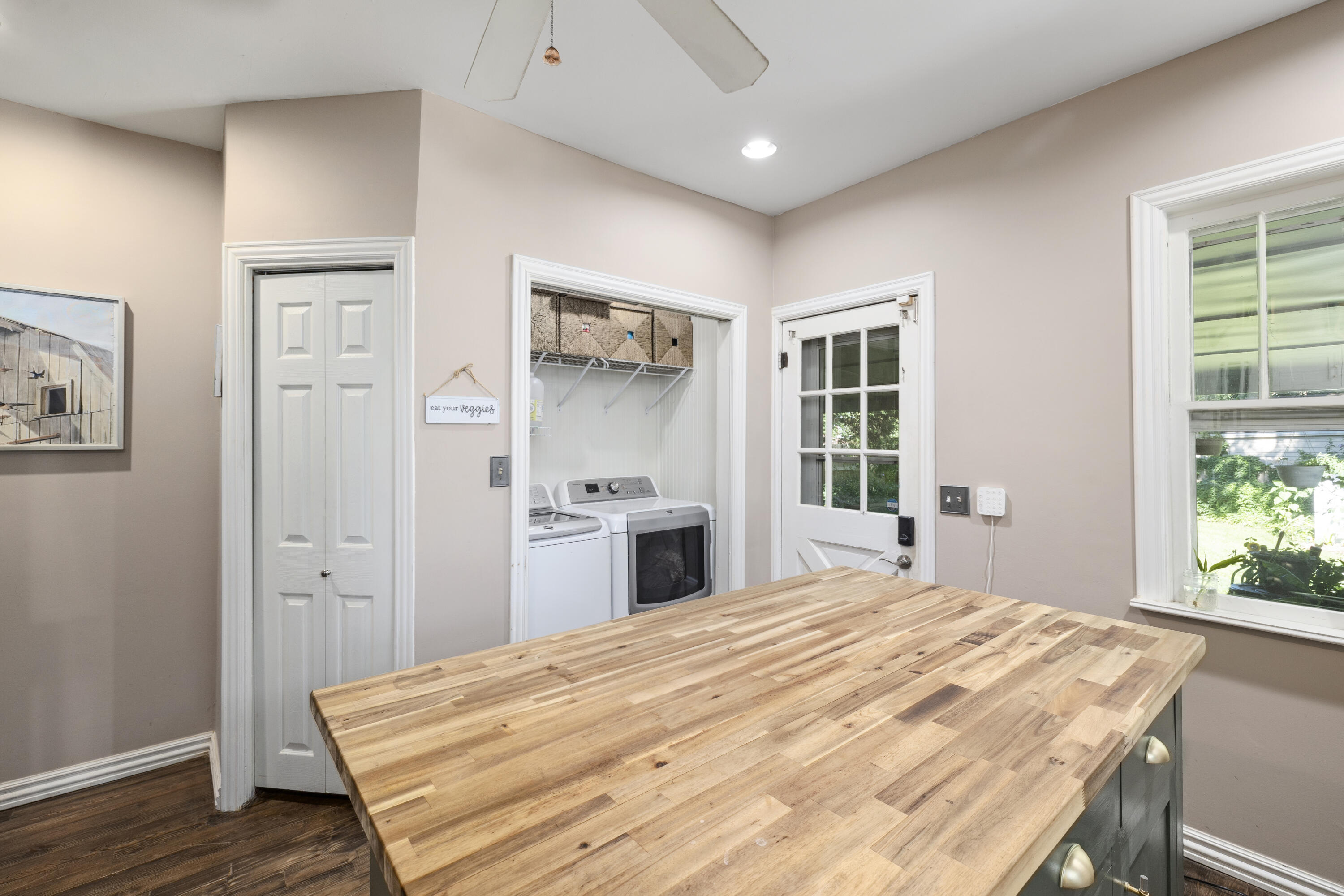 700 South Rogers Avenue Property Photo 15