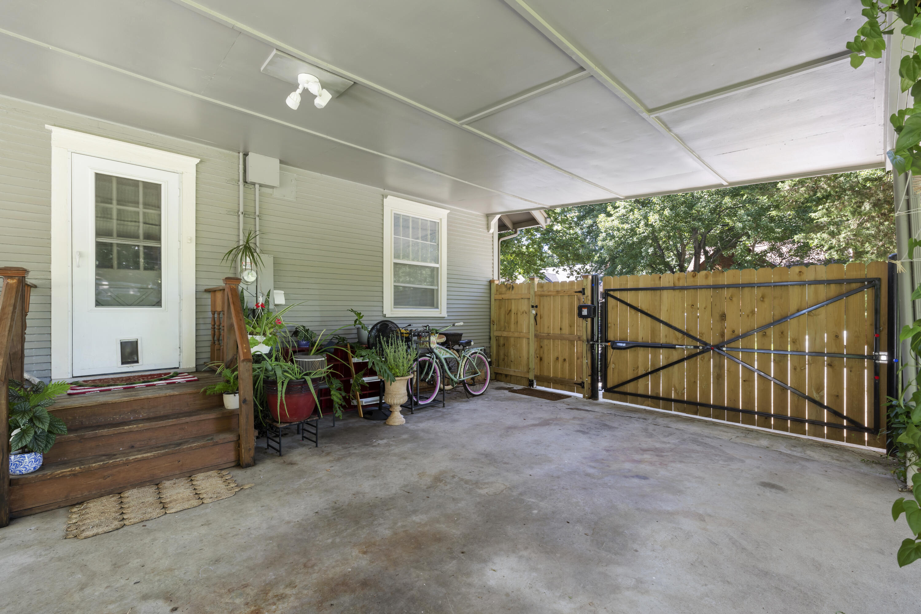 700 South Rogers Avenue Property Photo 27