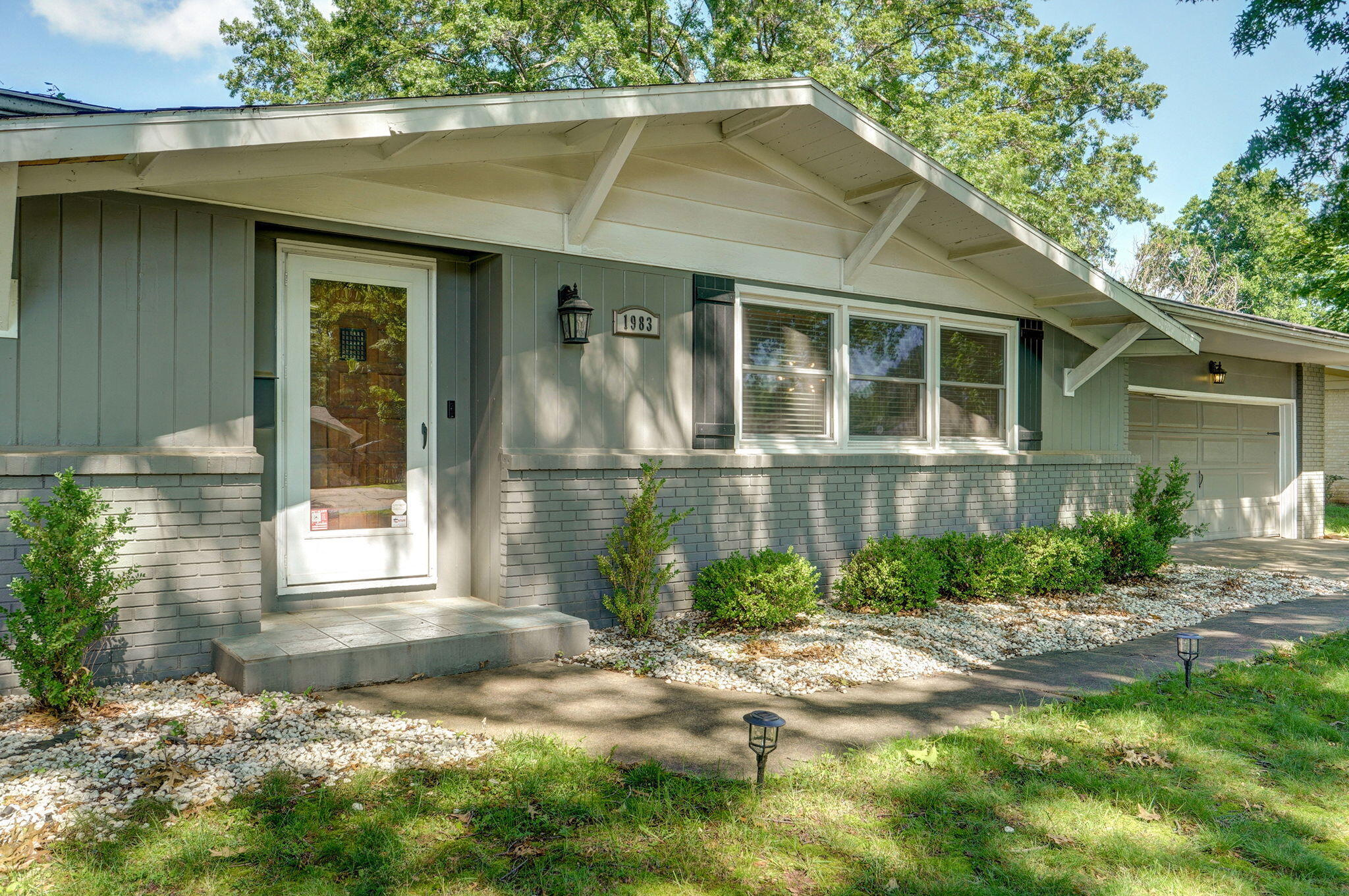 1983 South Meadowview Avenue Property Photo 3
