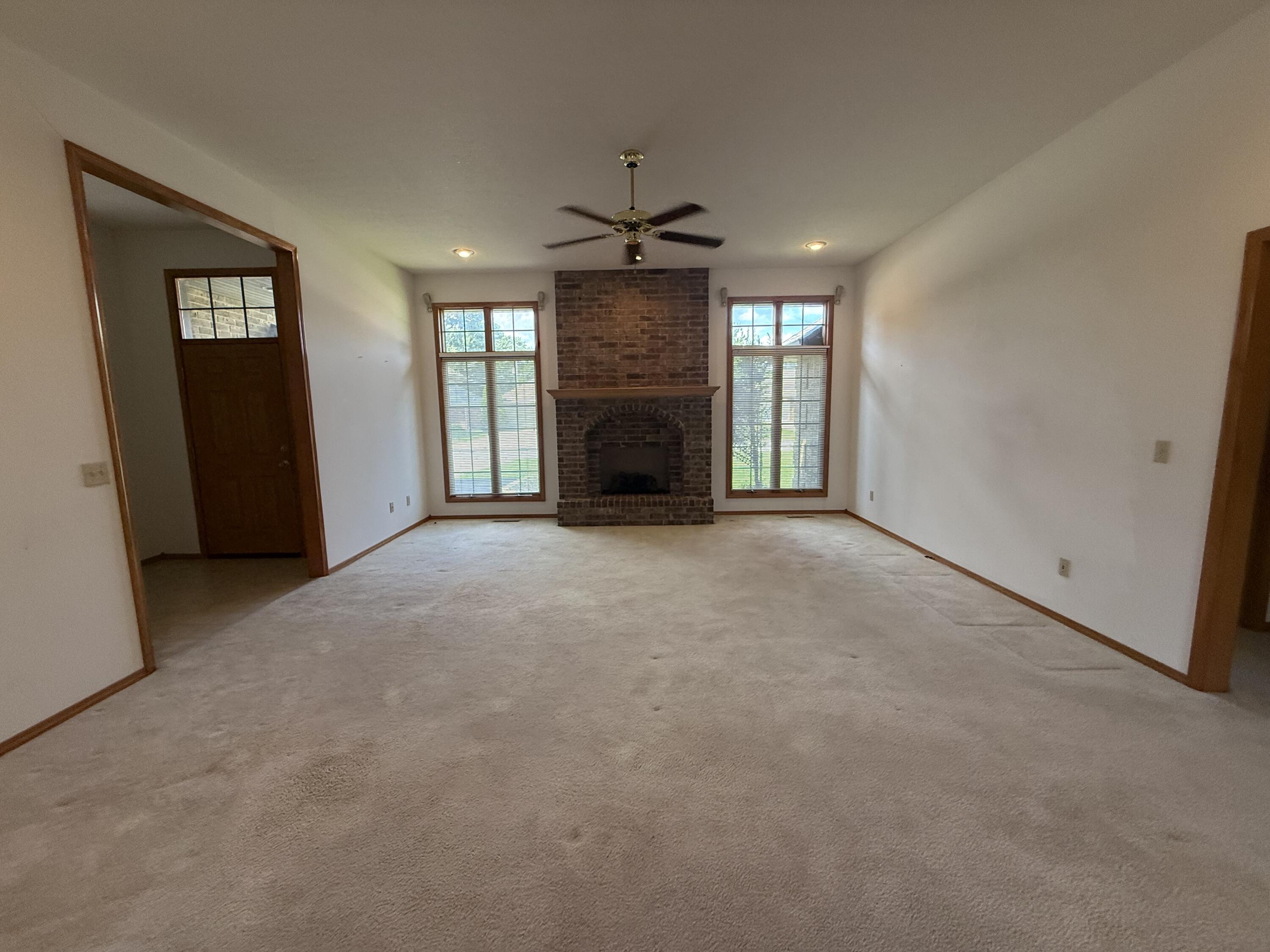 1946 East Ridgewood Drive Property Photo 3