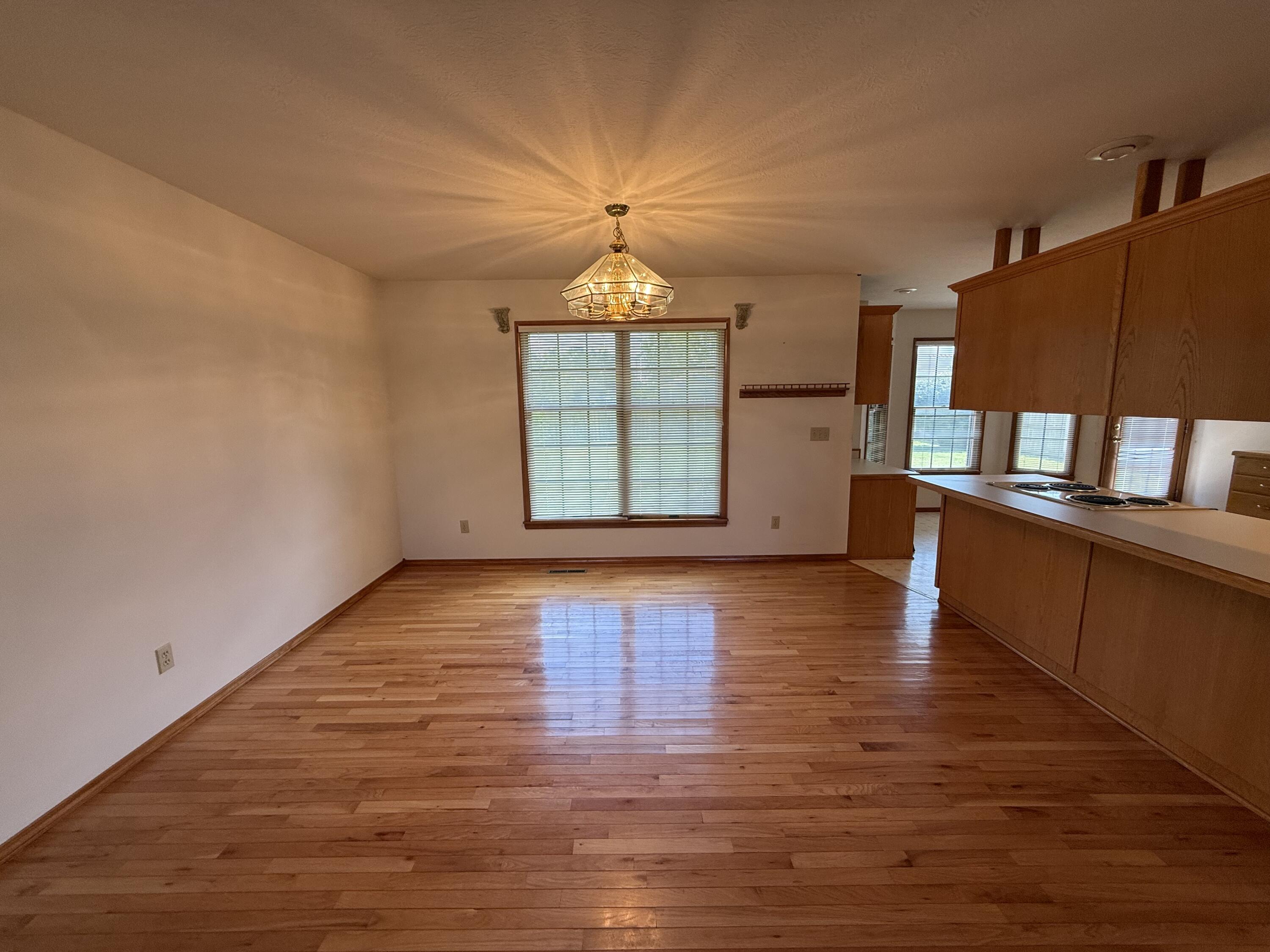 1946 East Ridgewood Drive Property Photo 5