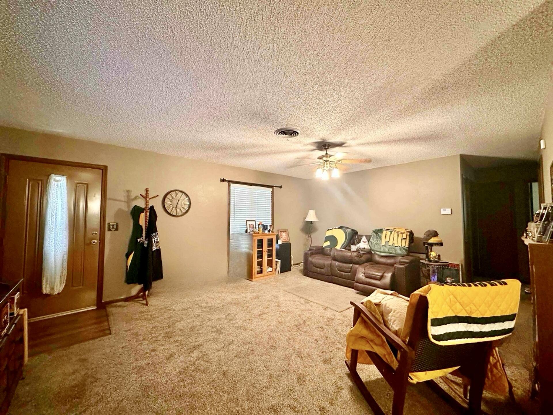 210 East Oak Street Property Photo 6