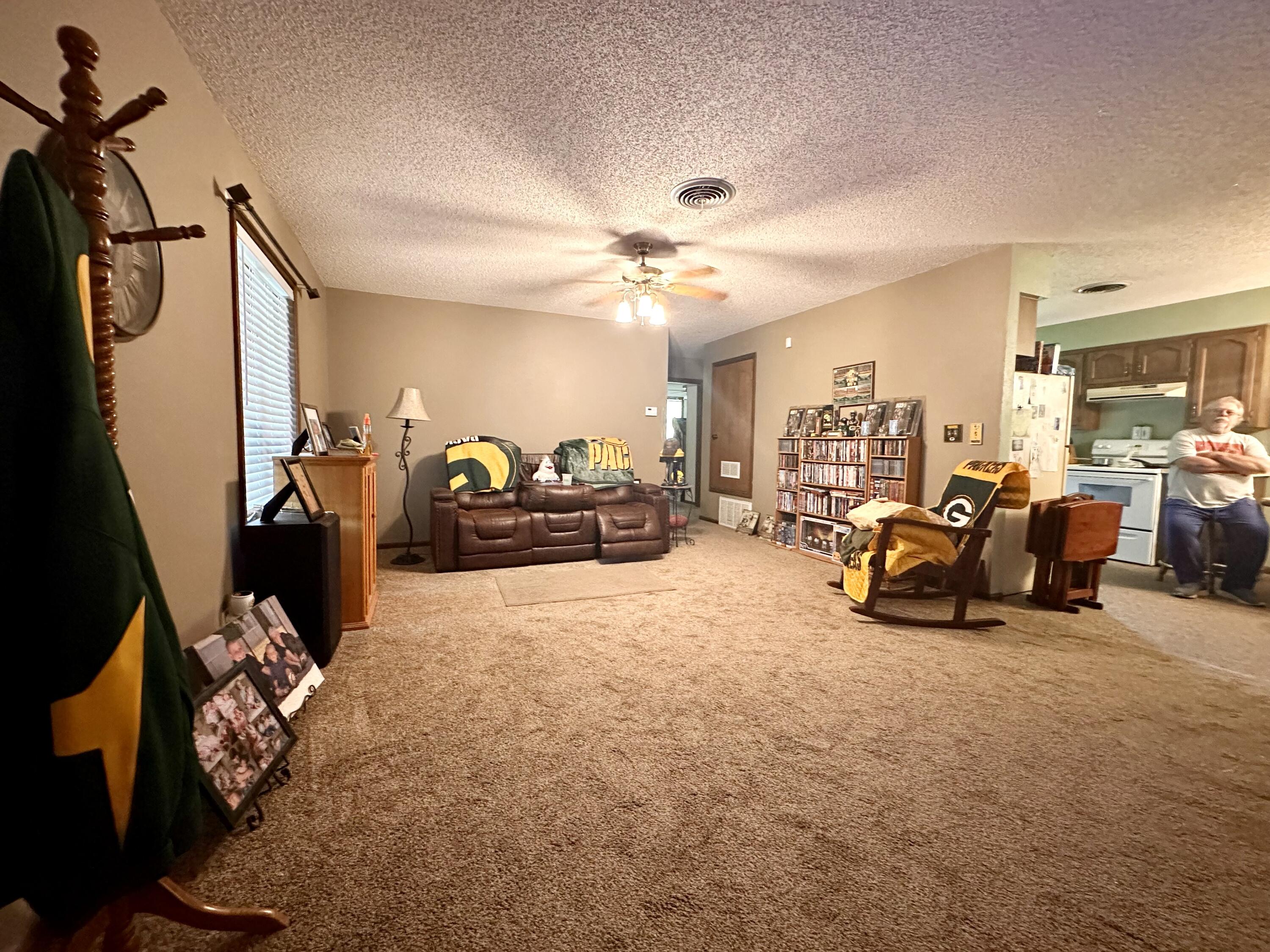 210 East Oak Street Property Photo 7