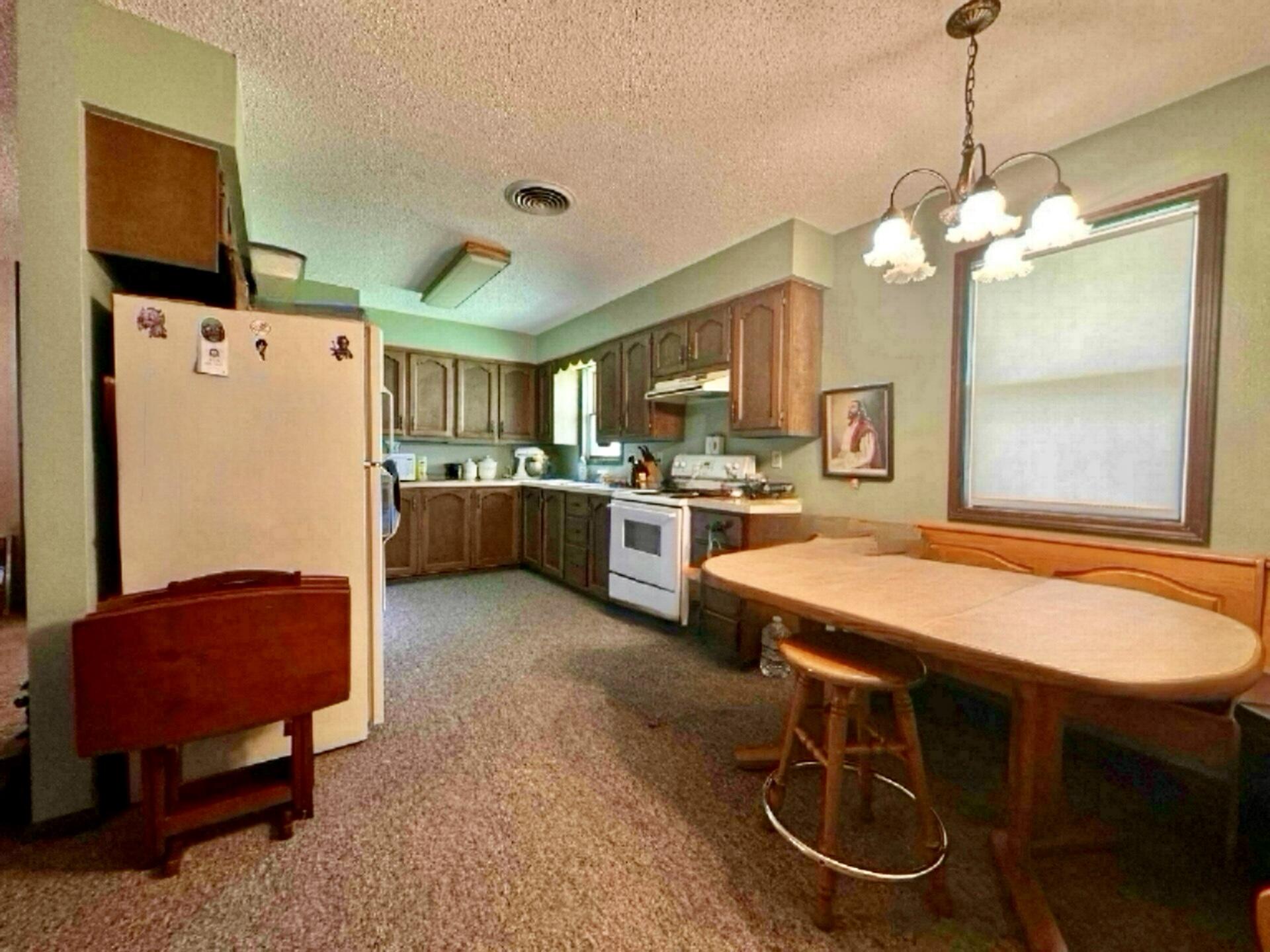 210 East Oak Street Property Photo 8