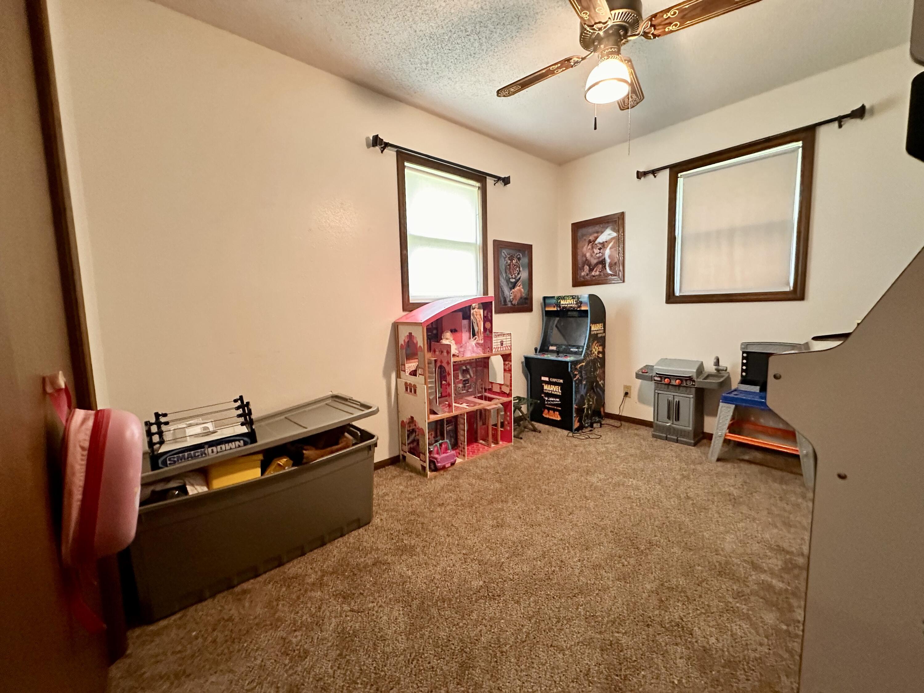 210 East Oak Street Property Photo 10