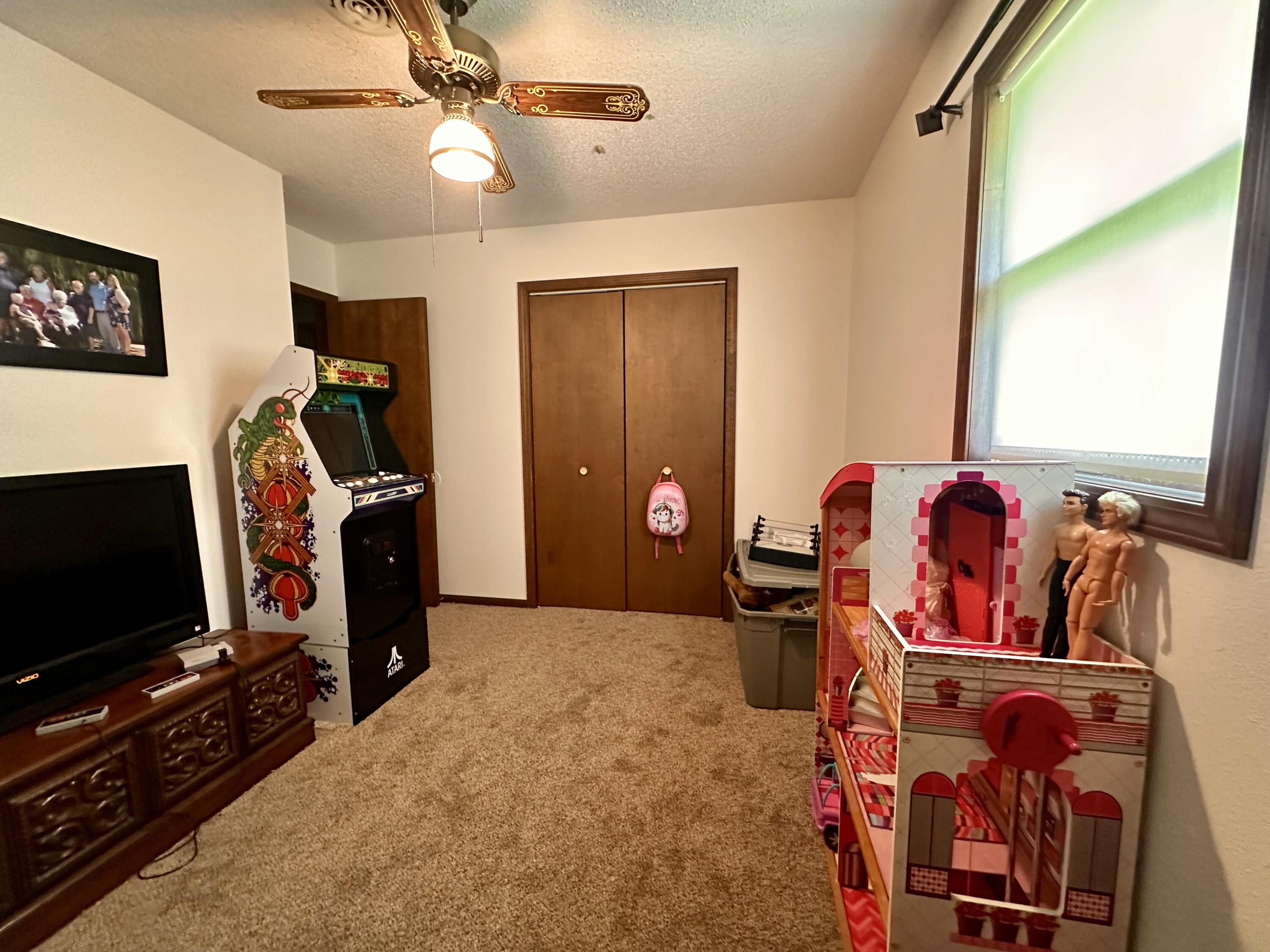 210 East Oak Street Property Photo 11