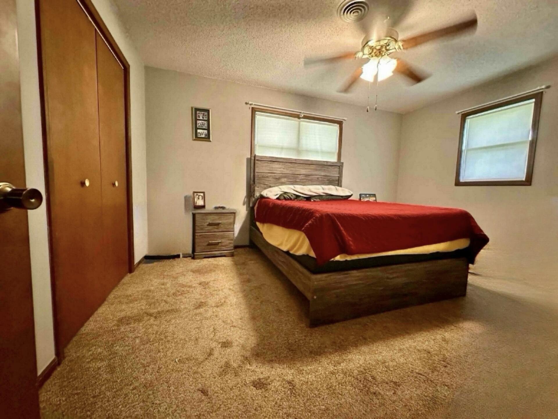 210 East Oak Street Property Photo 12