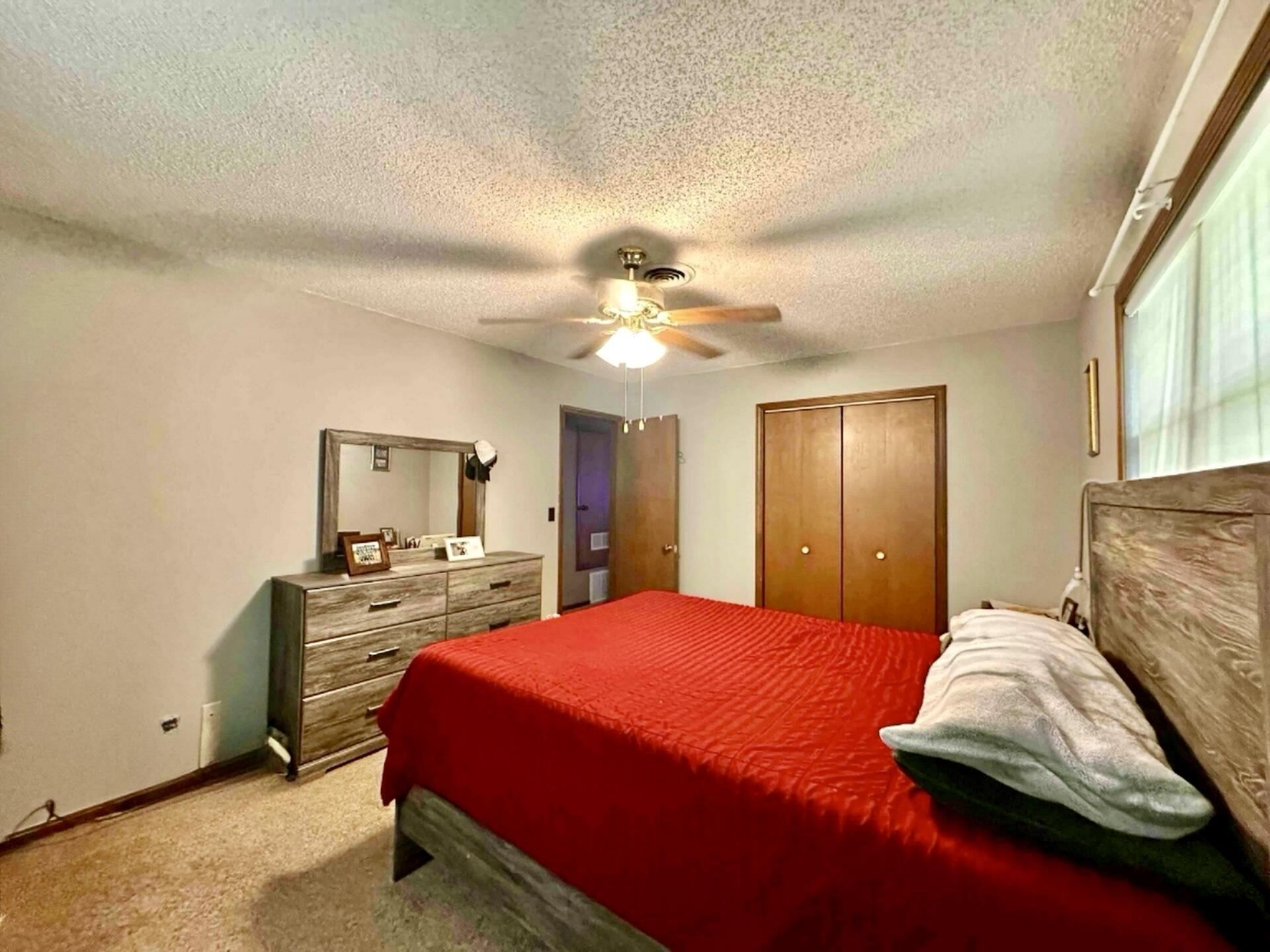 210 East Oak Street Property Photo 13