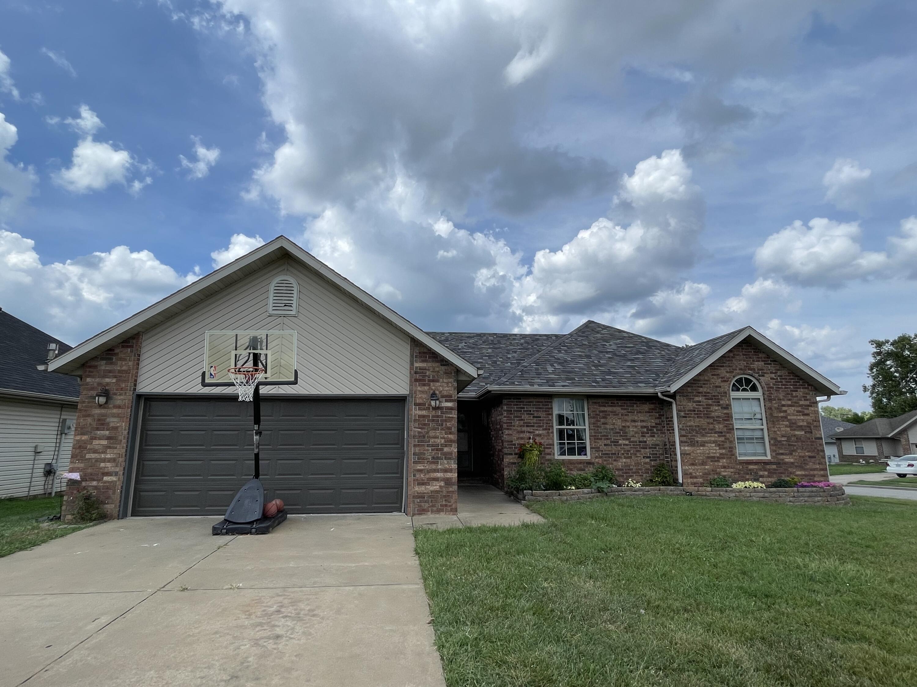 4319 West White Pine Street Property Photo 1