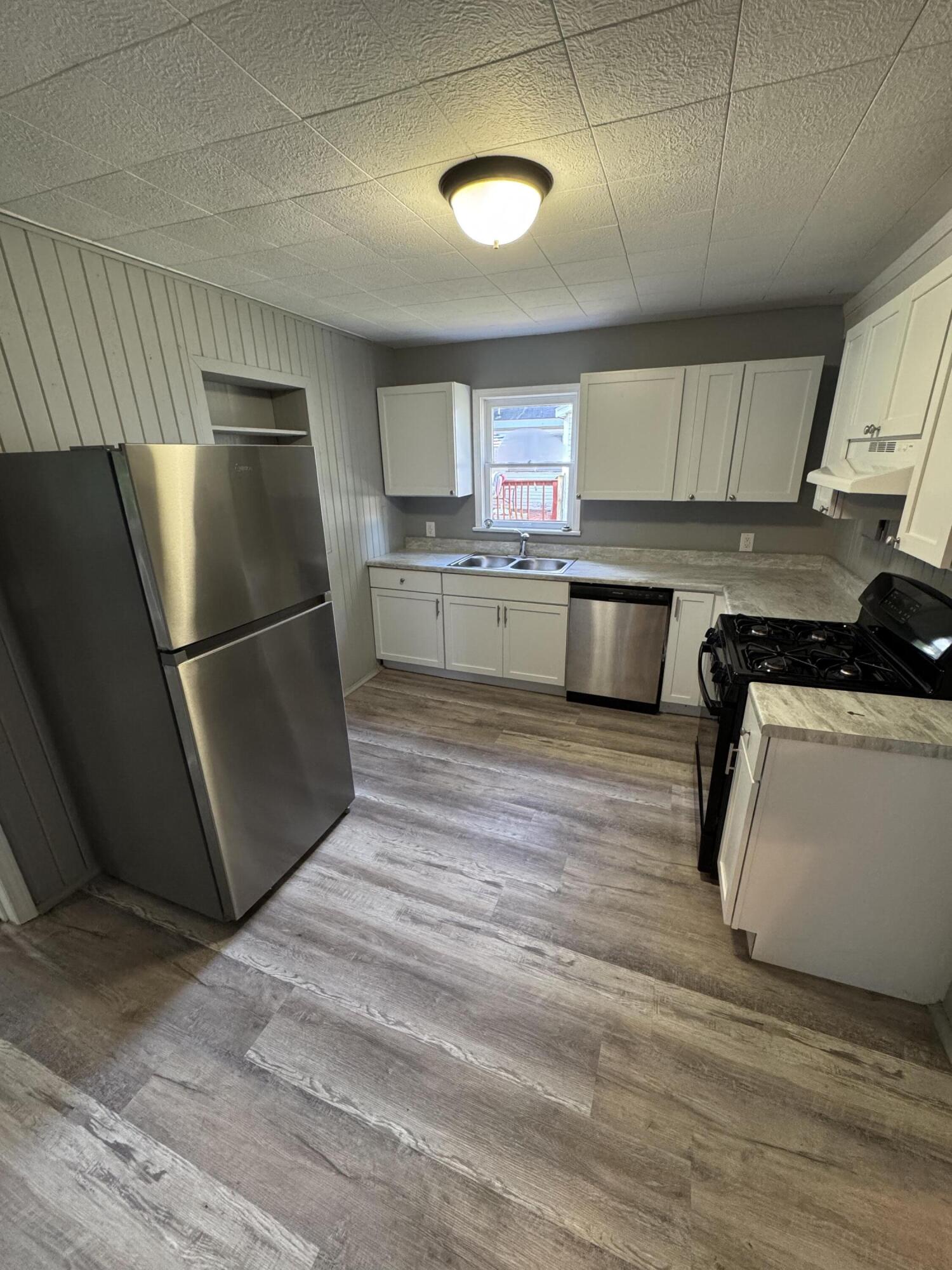 730 North West Avenue Property Photo 8