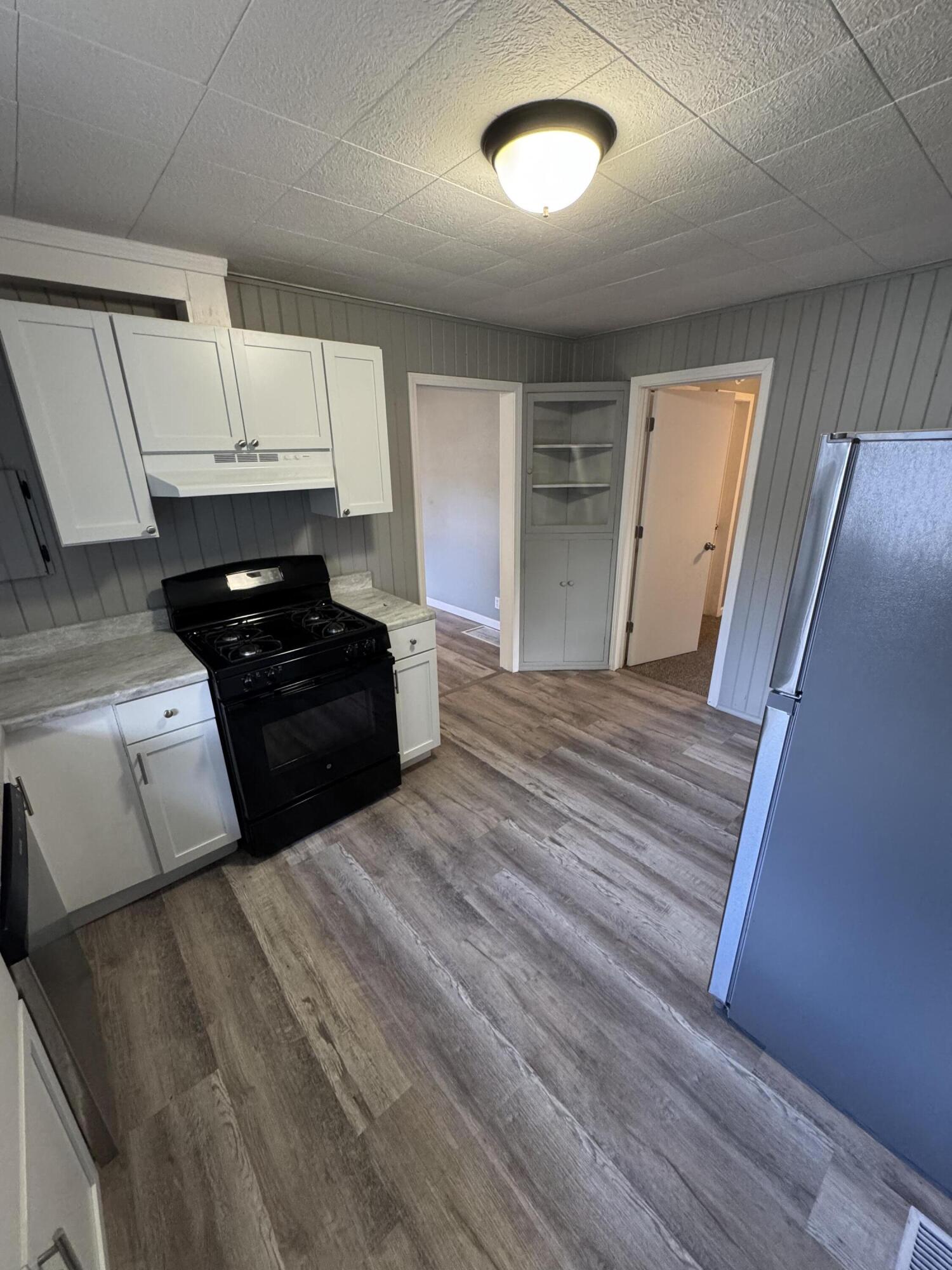 730 North West Avenue Property Photo 9