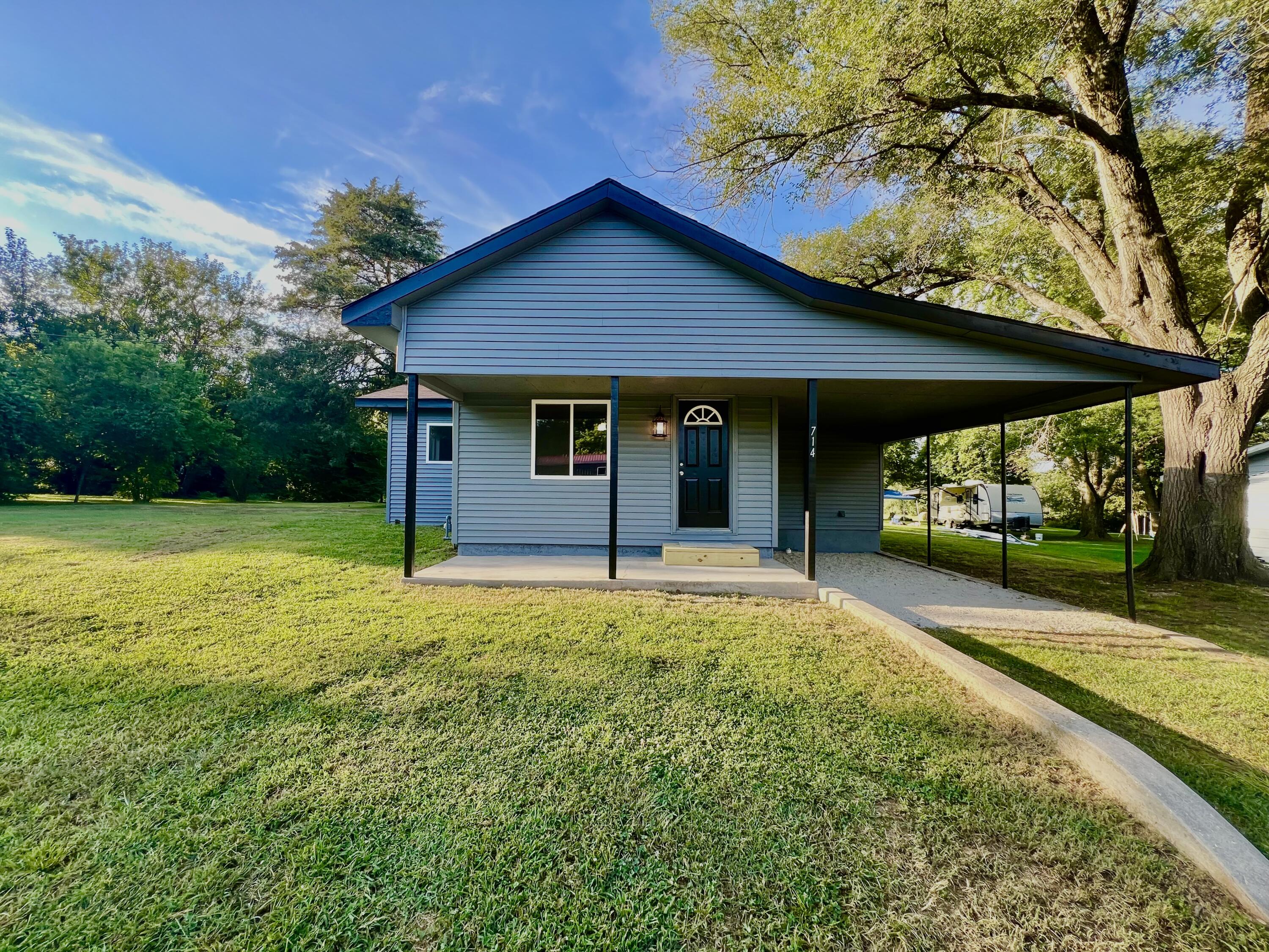 714 West Woodbine Road Property Photo 1