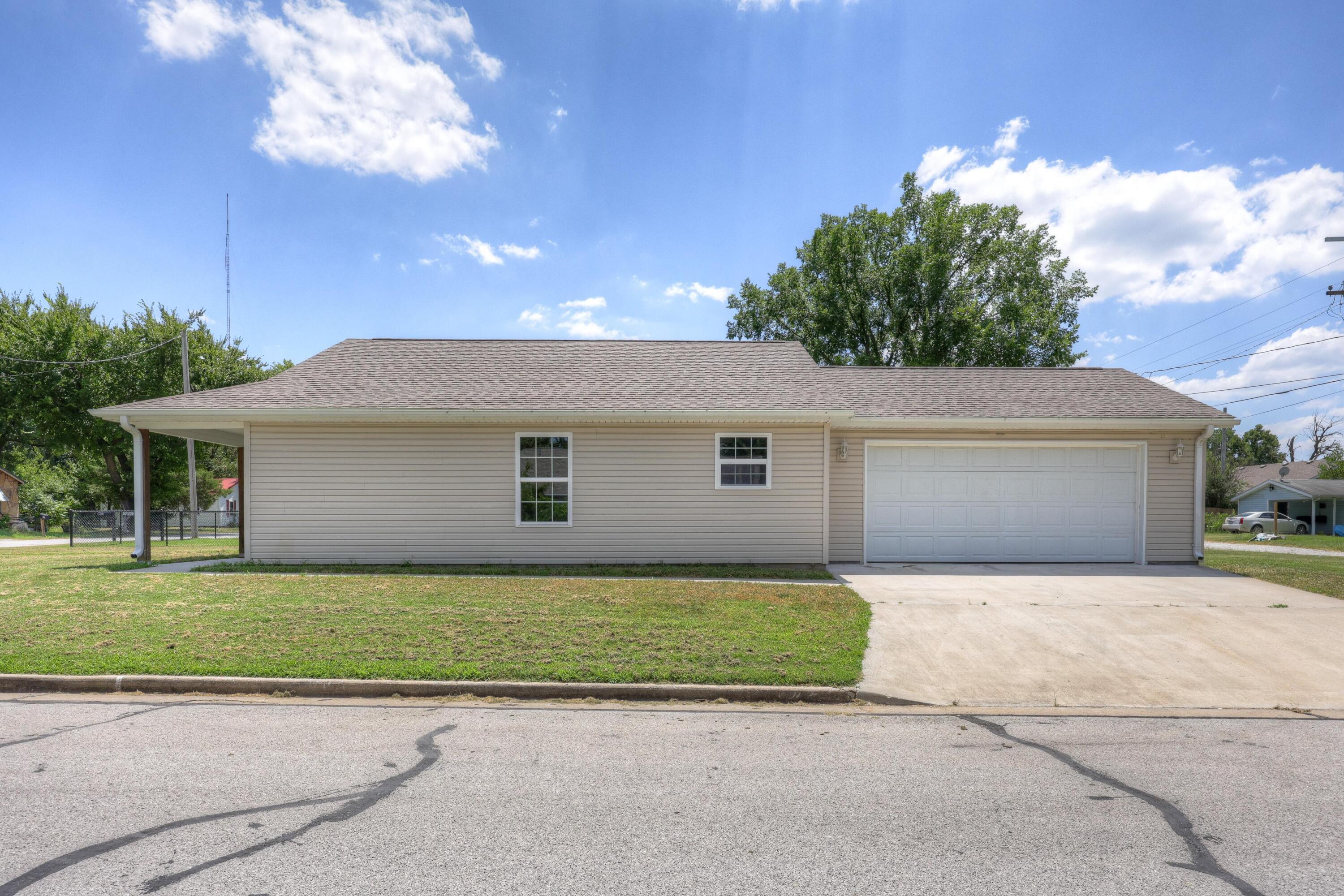 802 South Mckinley Avenue Property Photo 4