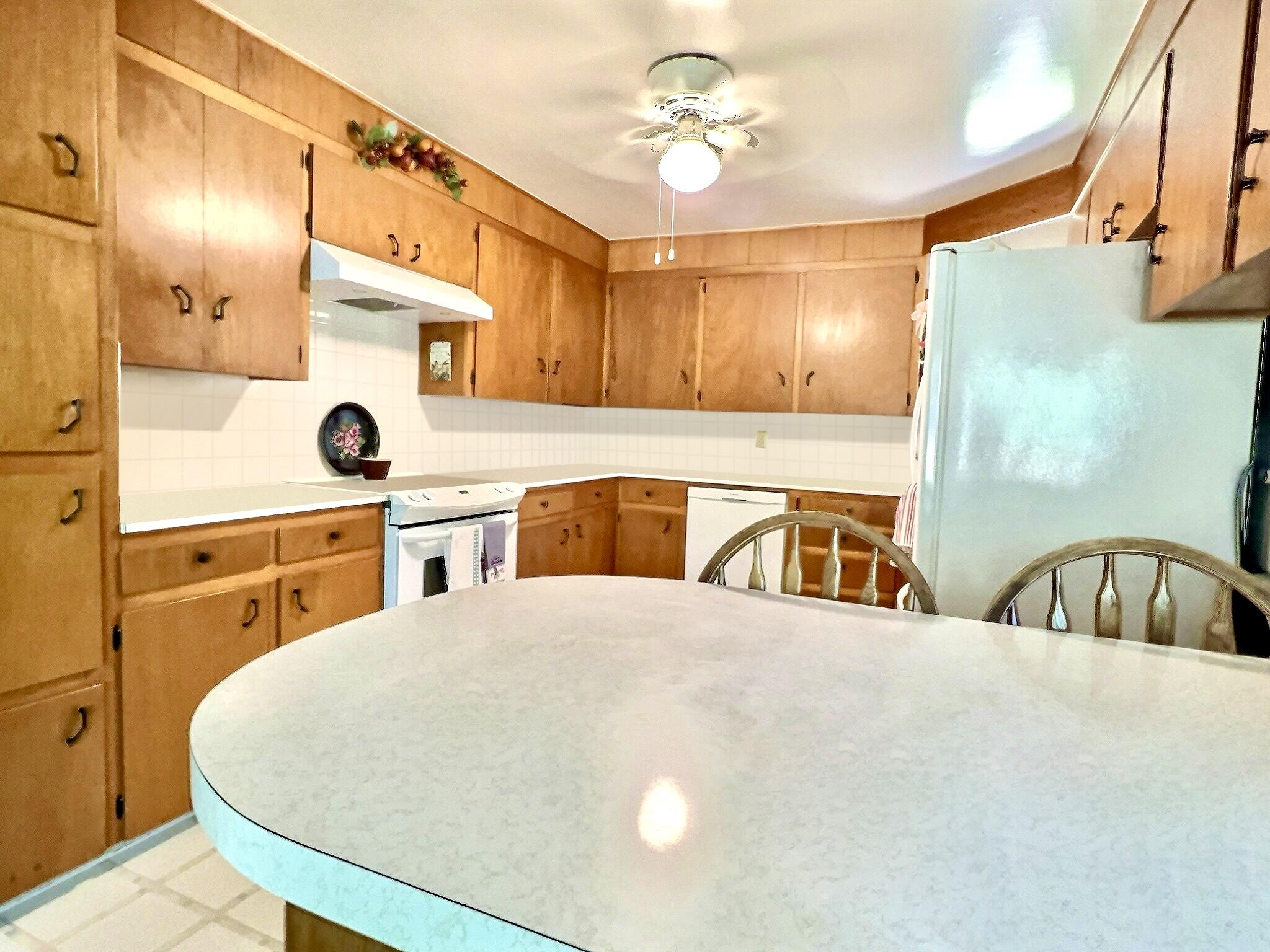 915 North Rosewood Drive Property Photo 4