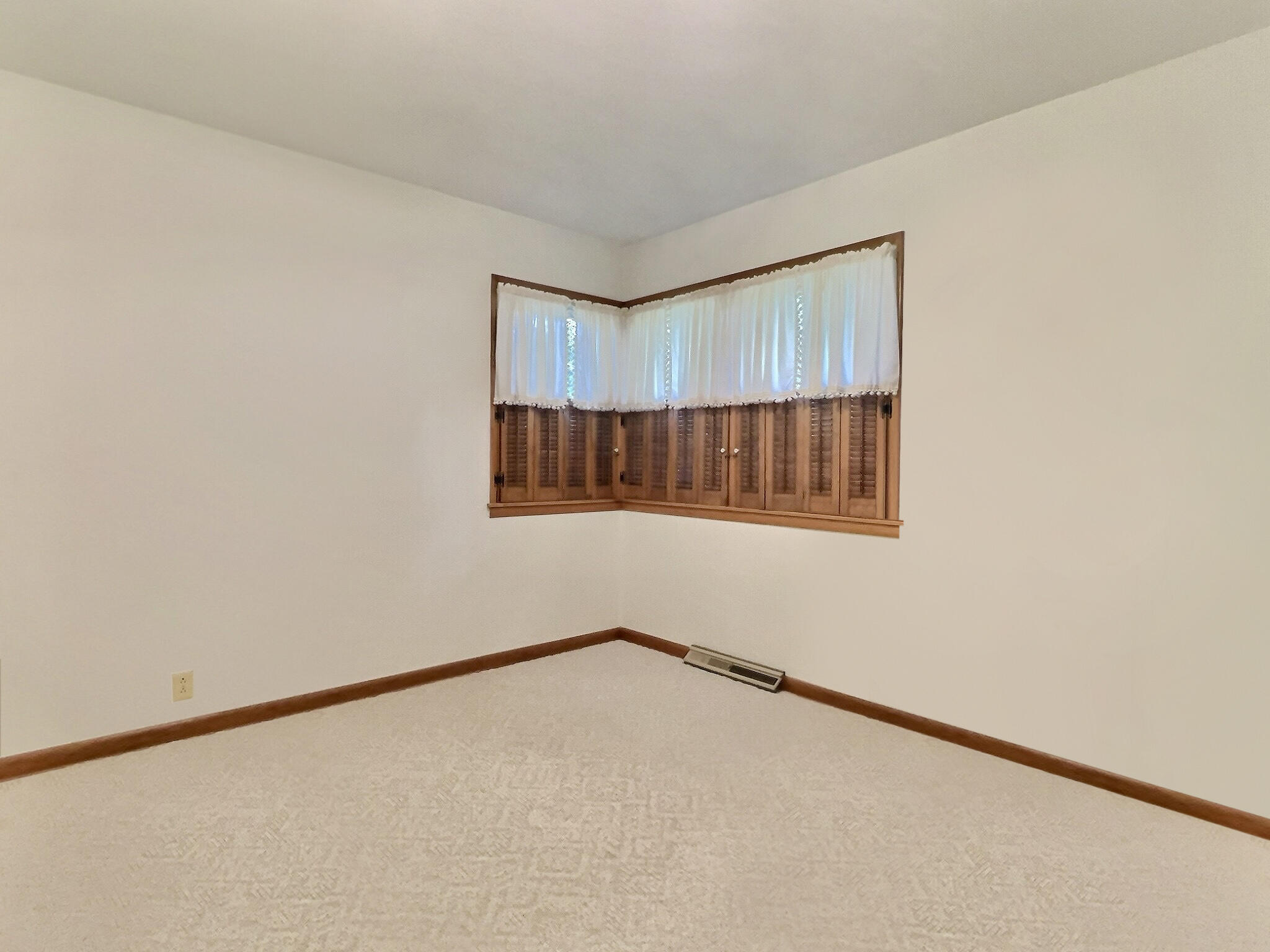 915 North Rosewood Drive Property Photo 10