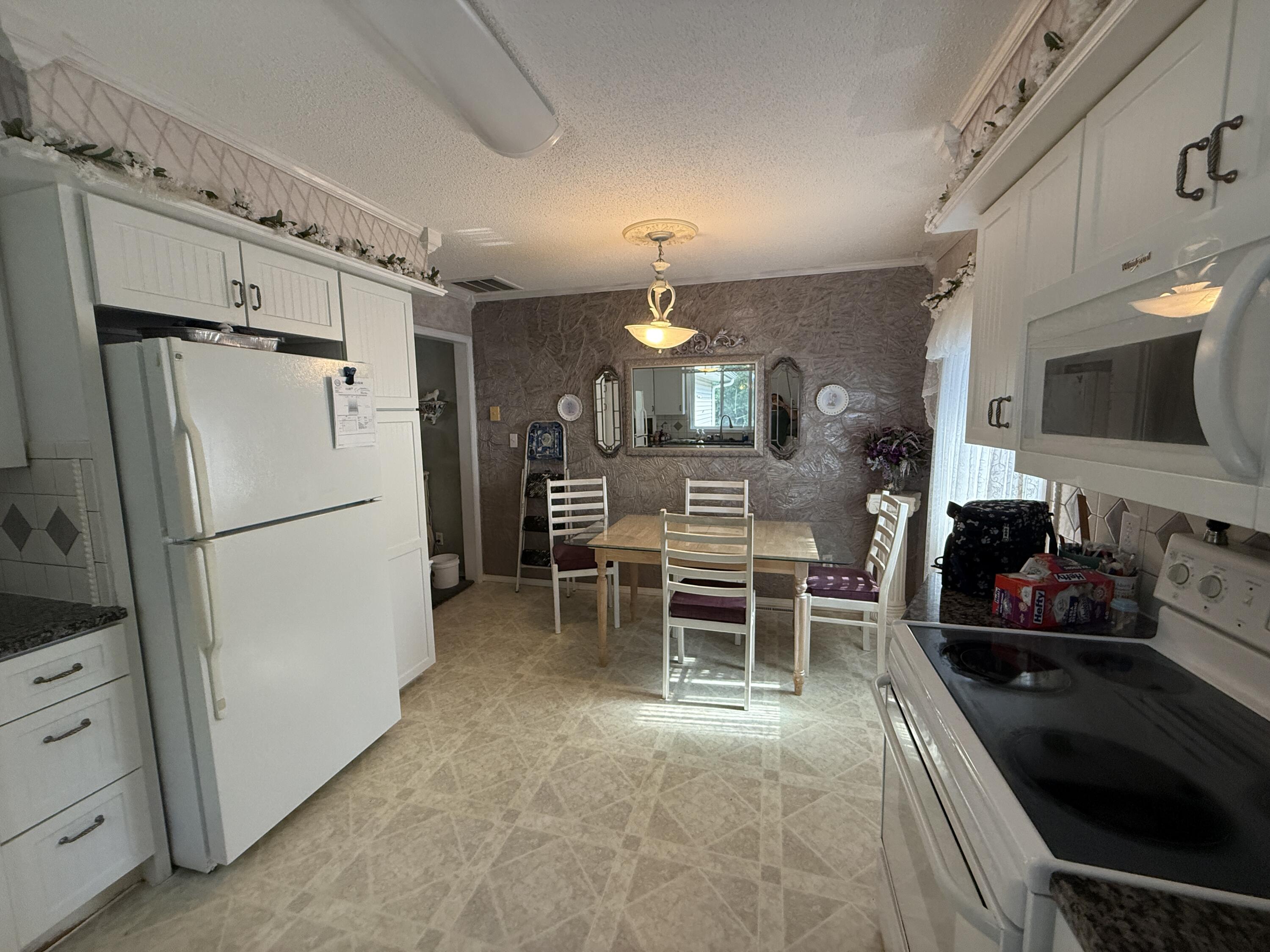 939 East Redbud Lane Property Photo 4