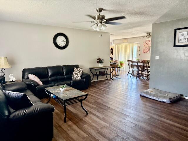 2701 Paula Drive Property Photo 2