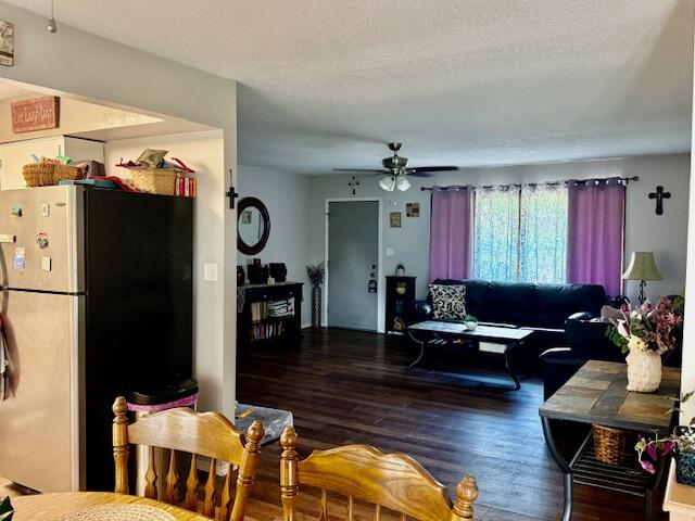 2701 Paula Drive Property Photo 3
