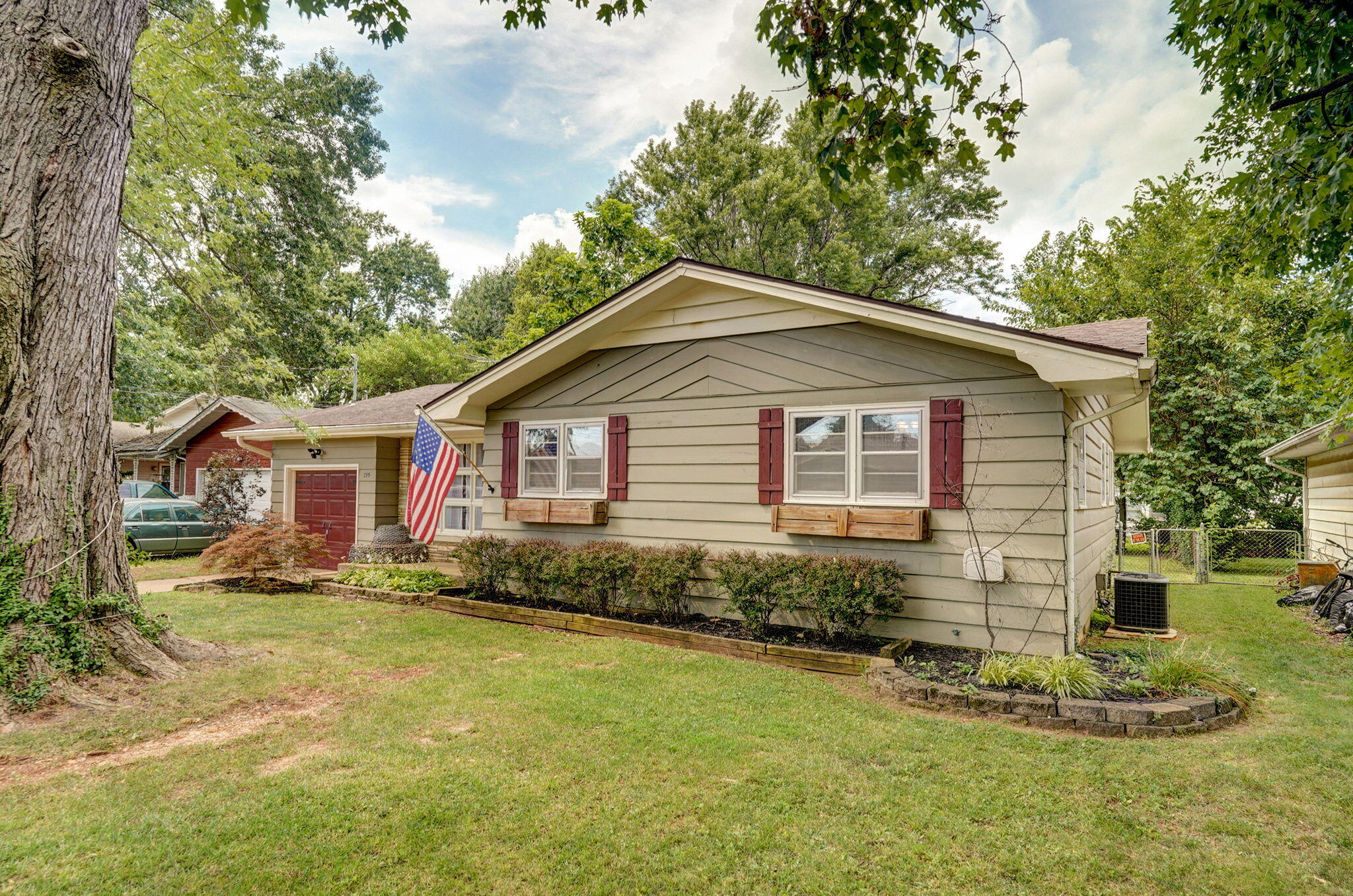 215 West Kingsbury Street Property Photo 4