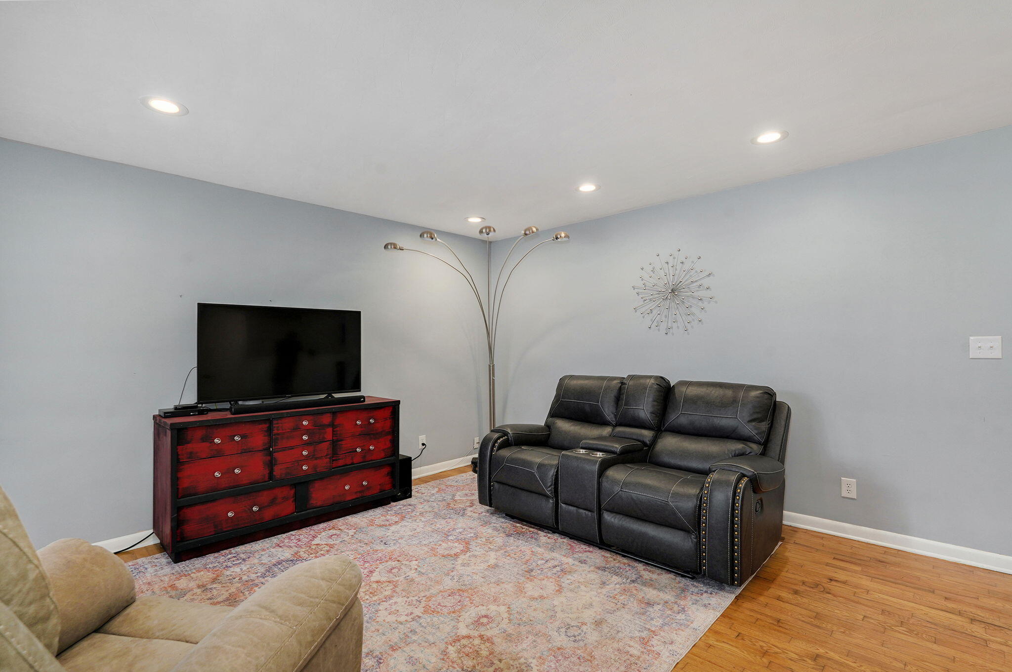 215 West Kingsbury Street Property Photo 8