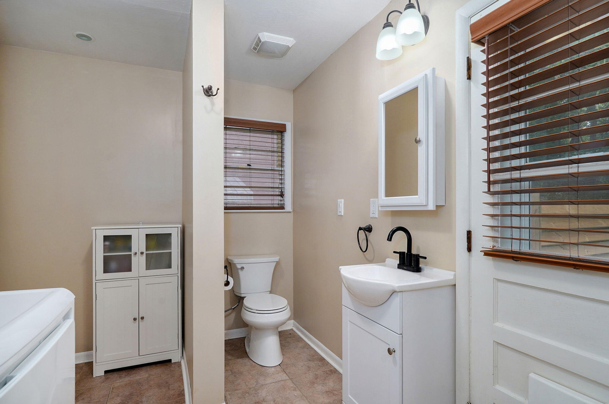 215 West Kingsbury Street Property Photo 17