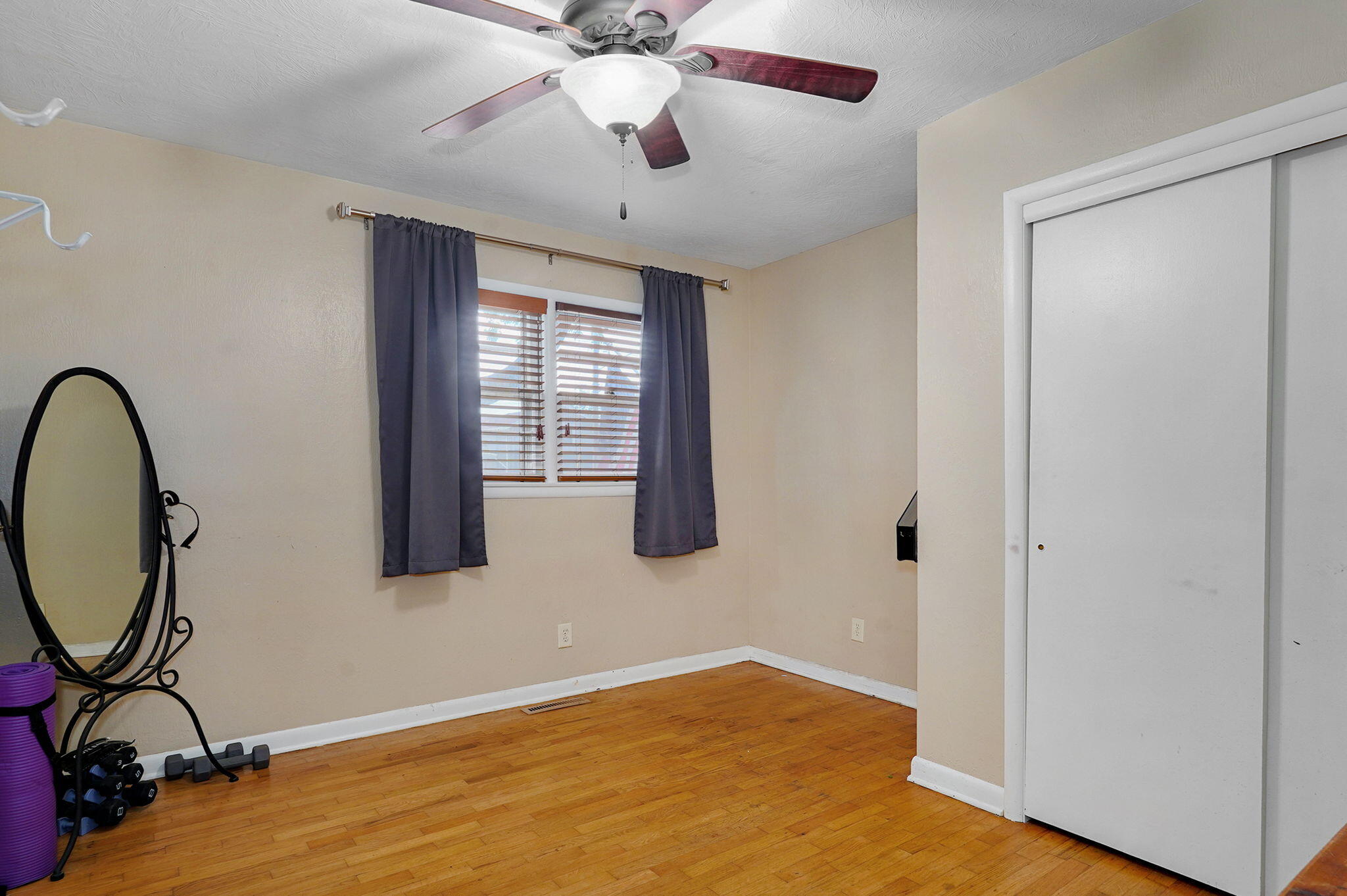 215 West Kingsbury Street Property Photo 24