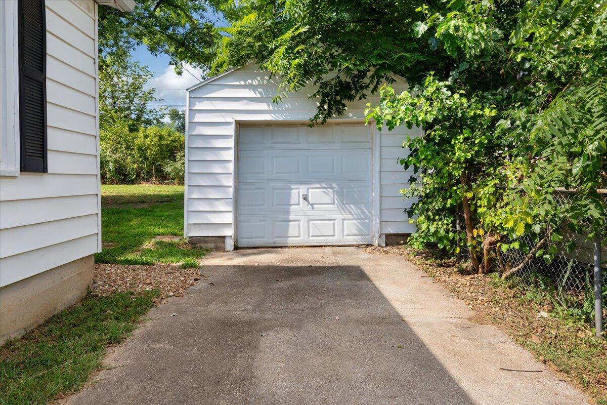 2937 West Walnut Street Property Photo 4