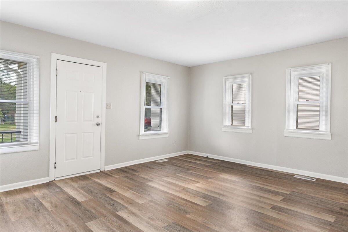 2937 West Walnut Street Property Photo 6