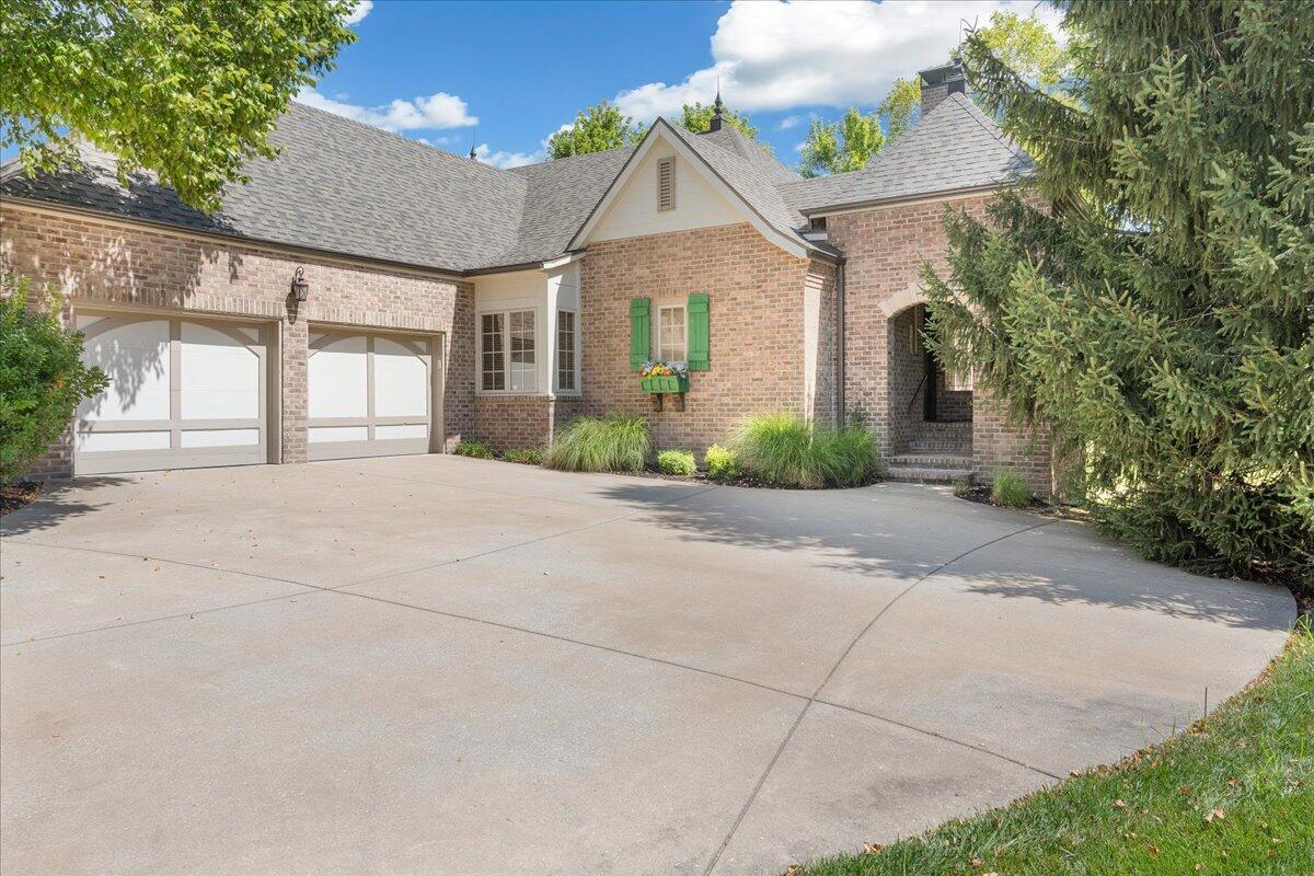 823 East Donegal Circle Property Photo 1