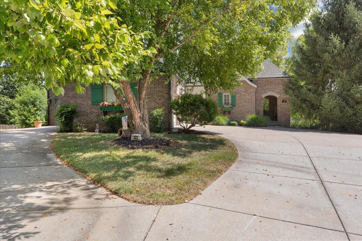 823 East Donegal Circle Property Photo 2