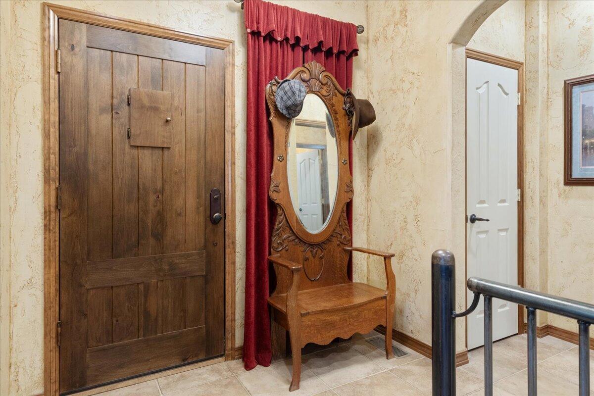 823 East Donegal Circle Property Photo 6