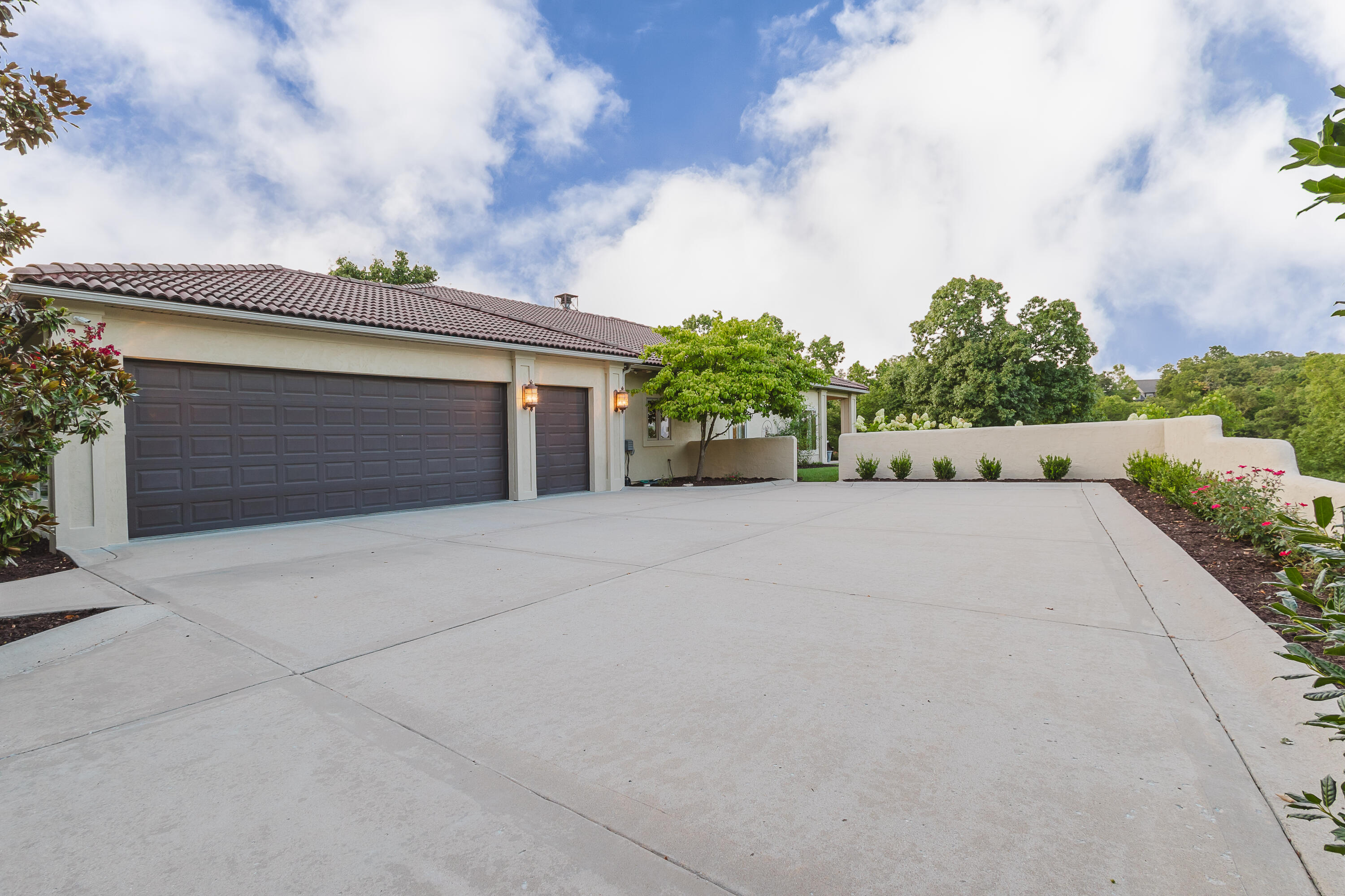 128 Pebble Beach Drive Property Photo 2