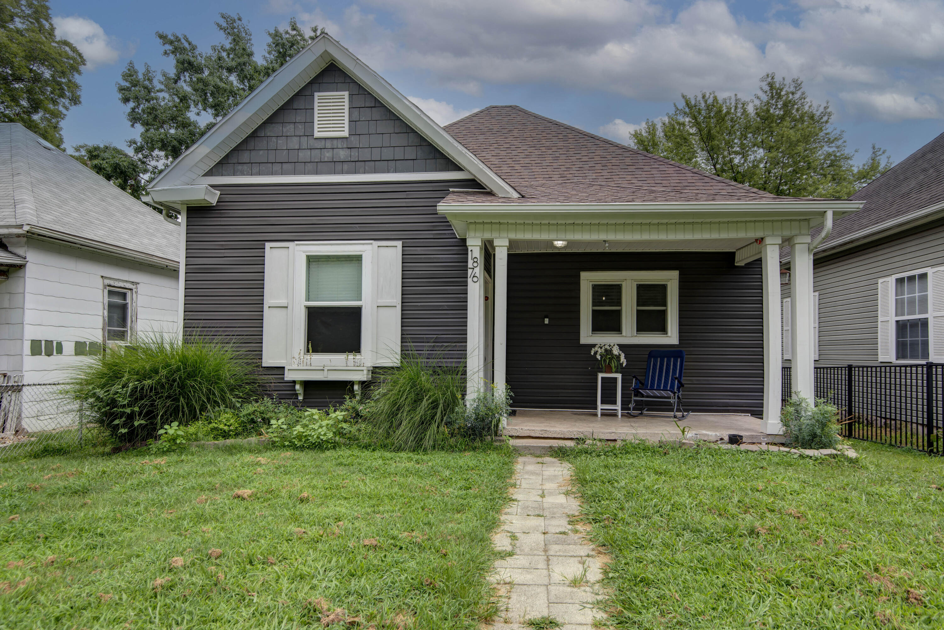 1876 North Robberson Avenue Property Photo 1