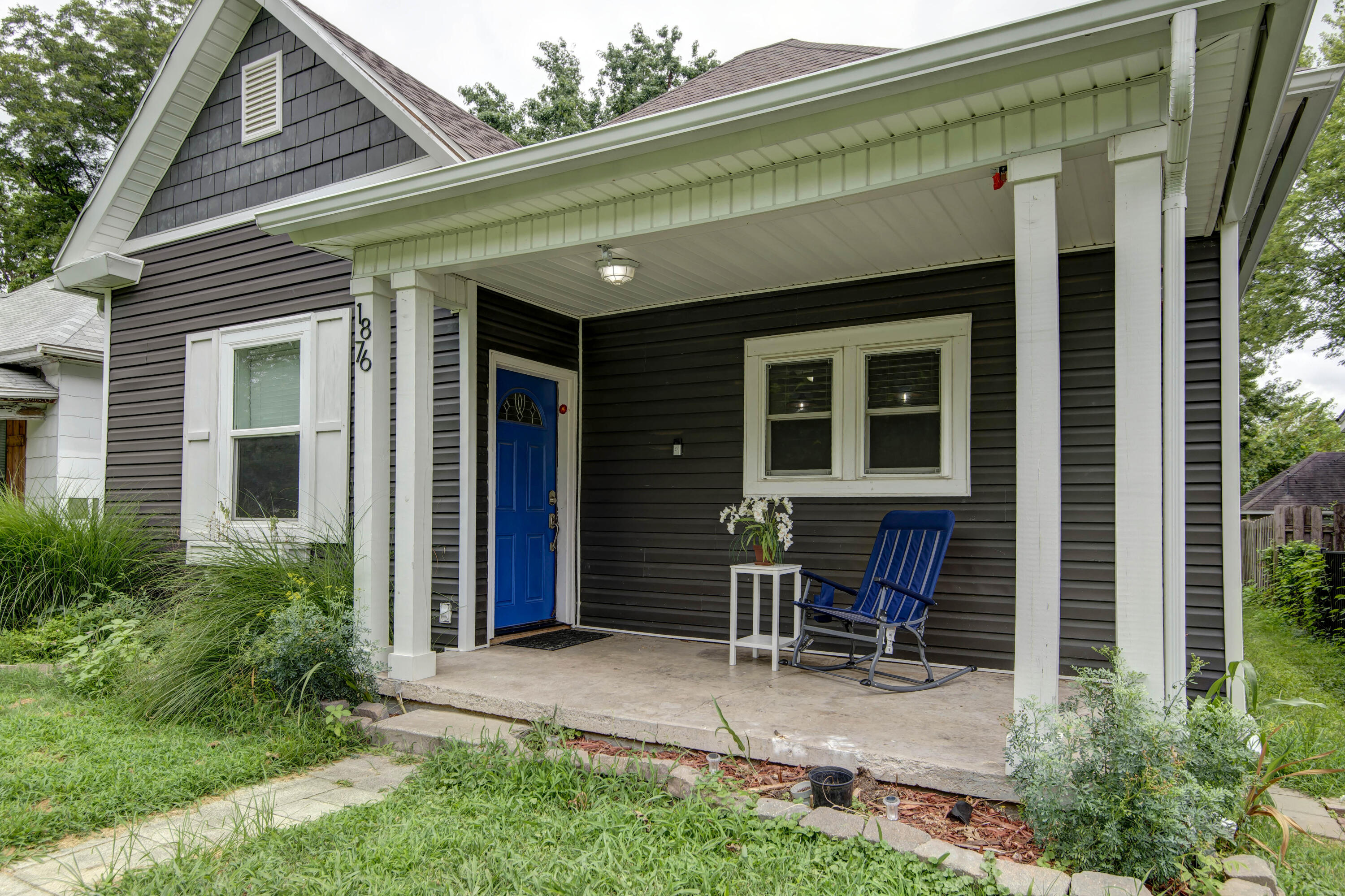 1876 North Robberson Avenue Property Photo 2