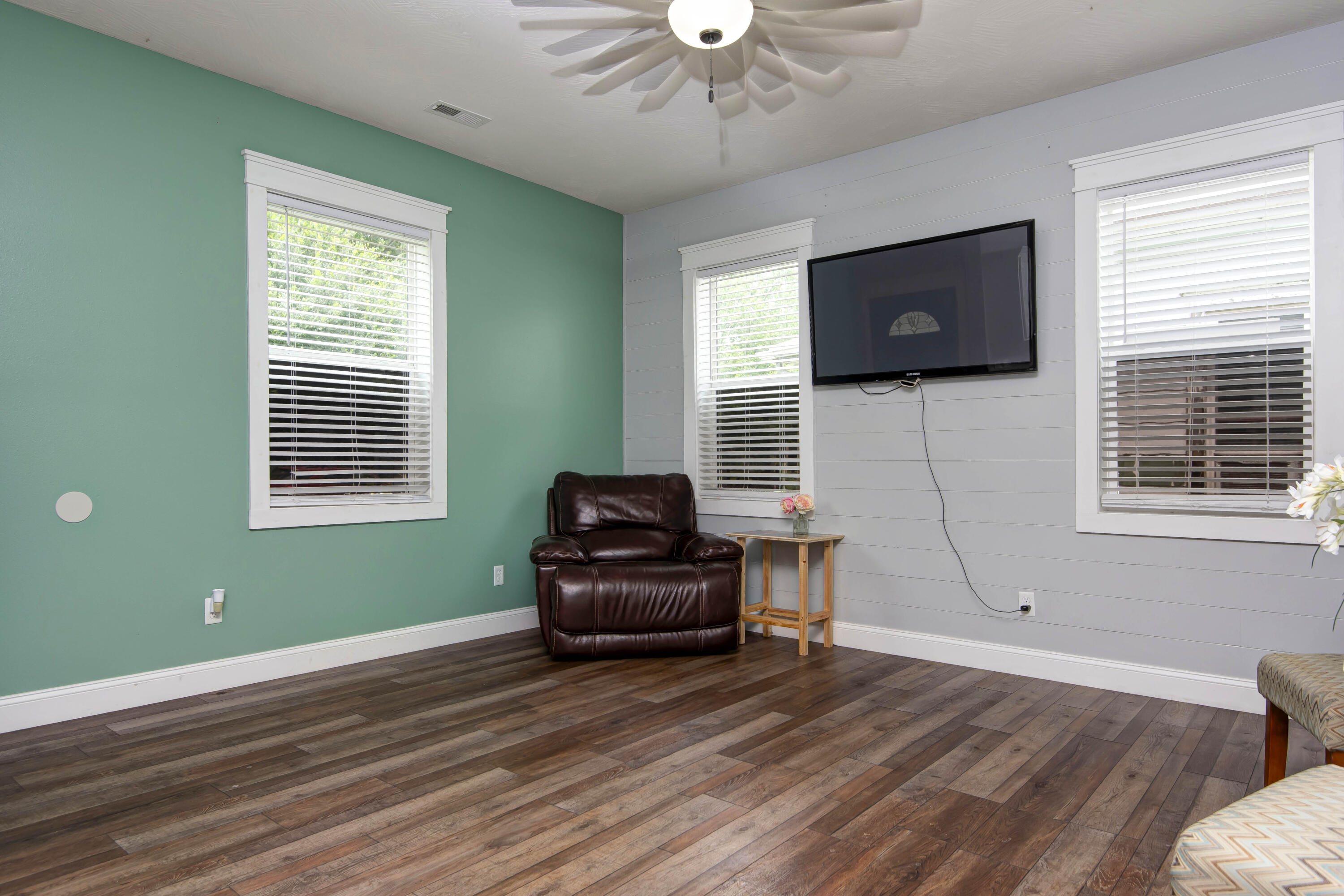 1876 North Robberson Avenue Property Photo 4