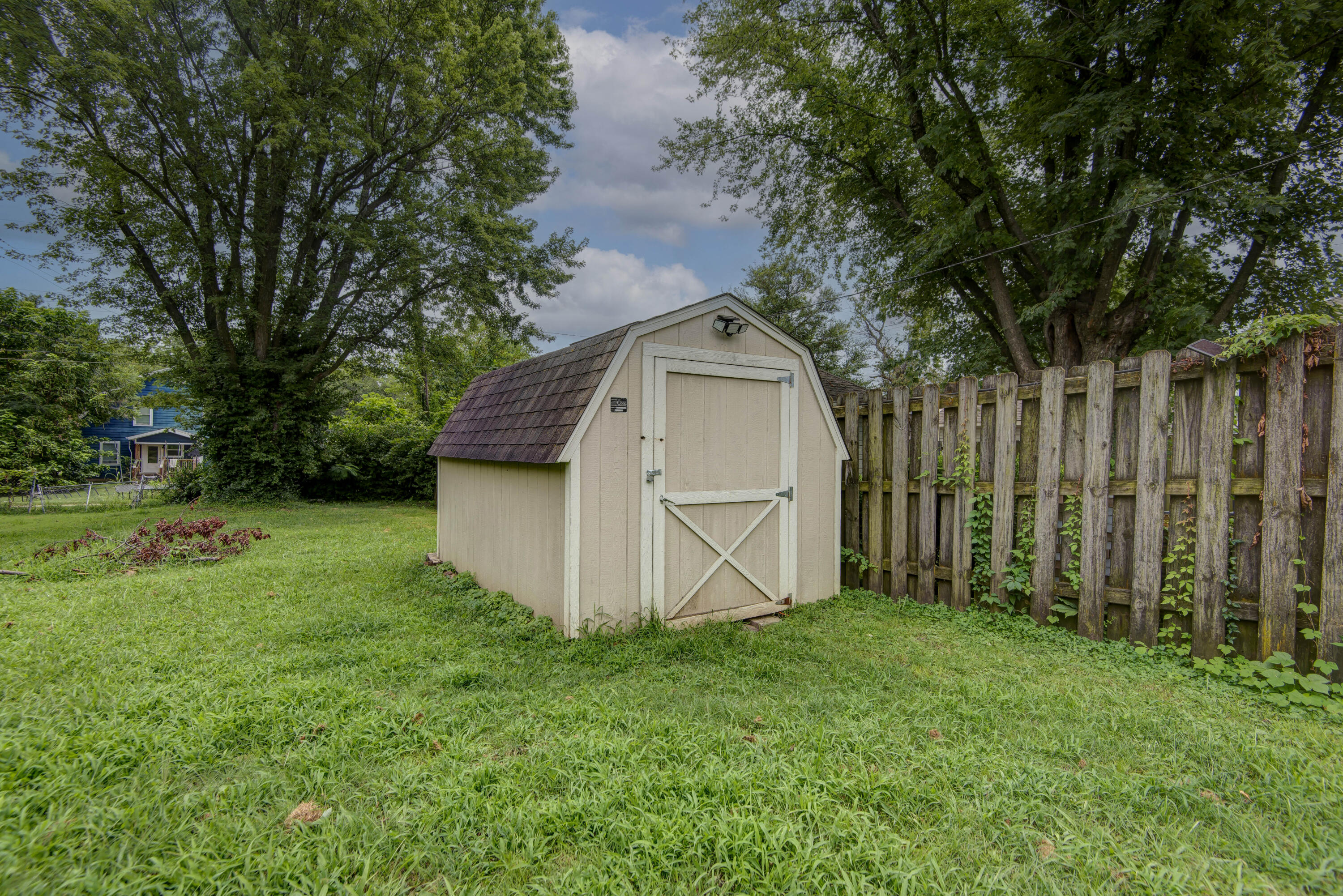 1876 North Robberson Avenue Property Photo 14