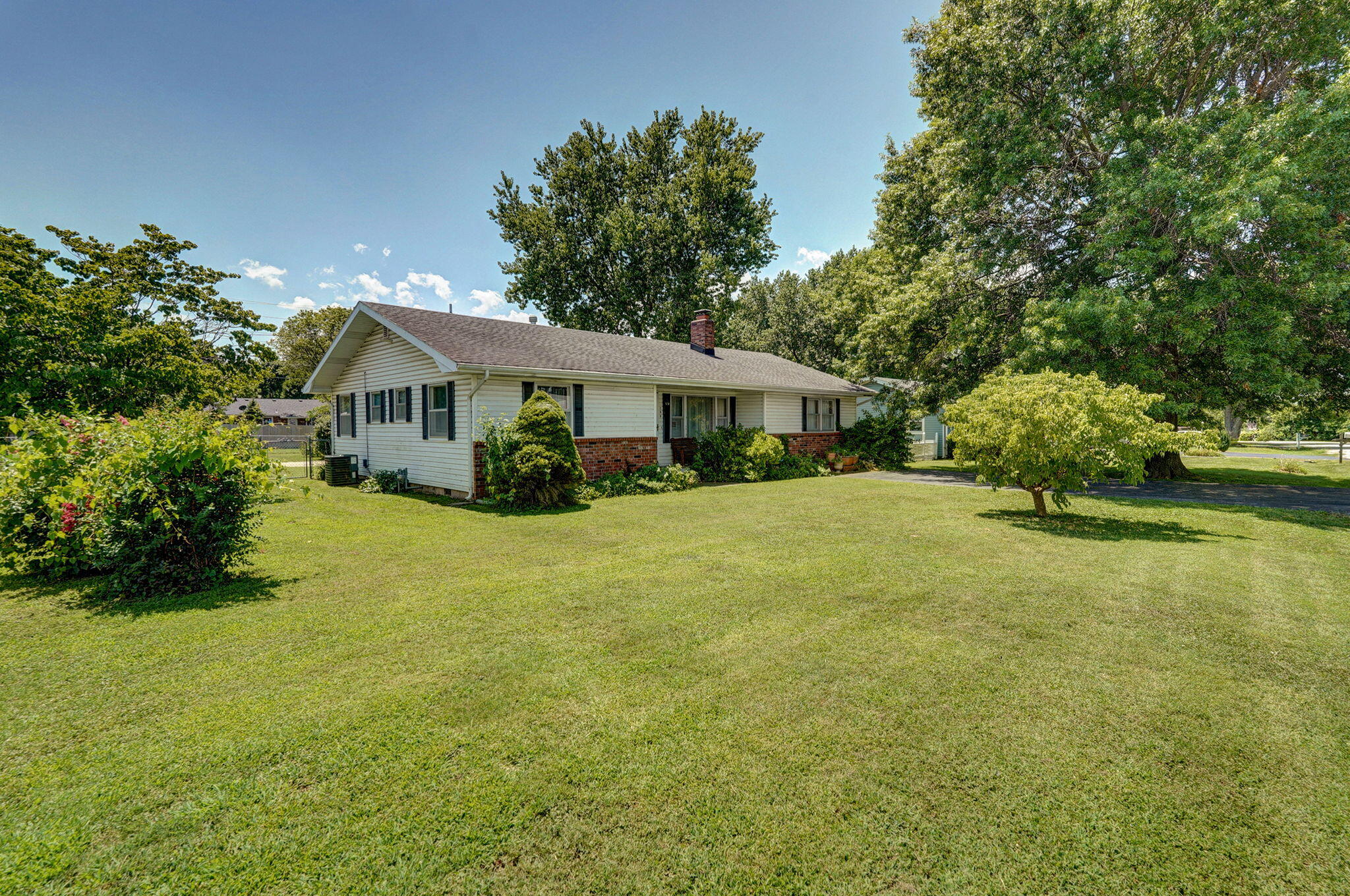 206 East Dennis Street Property Photo 1