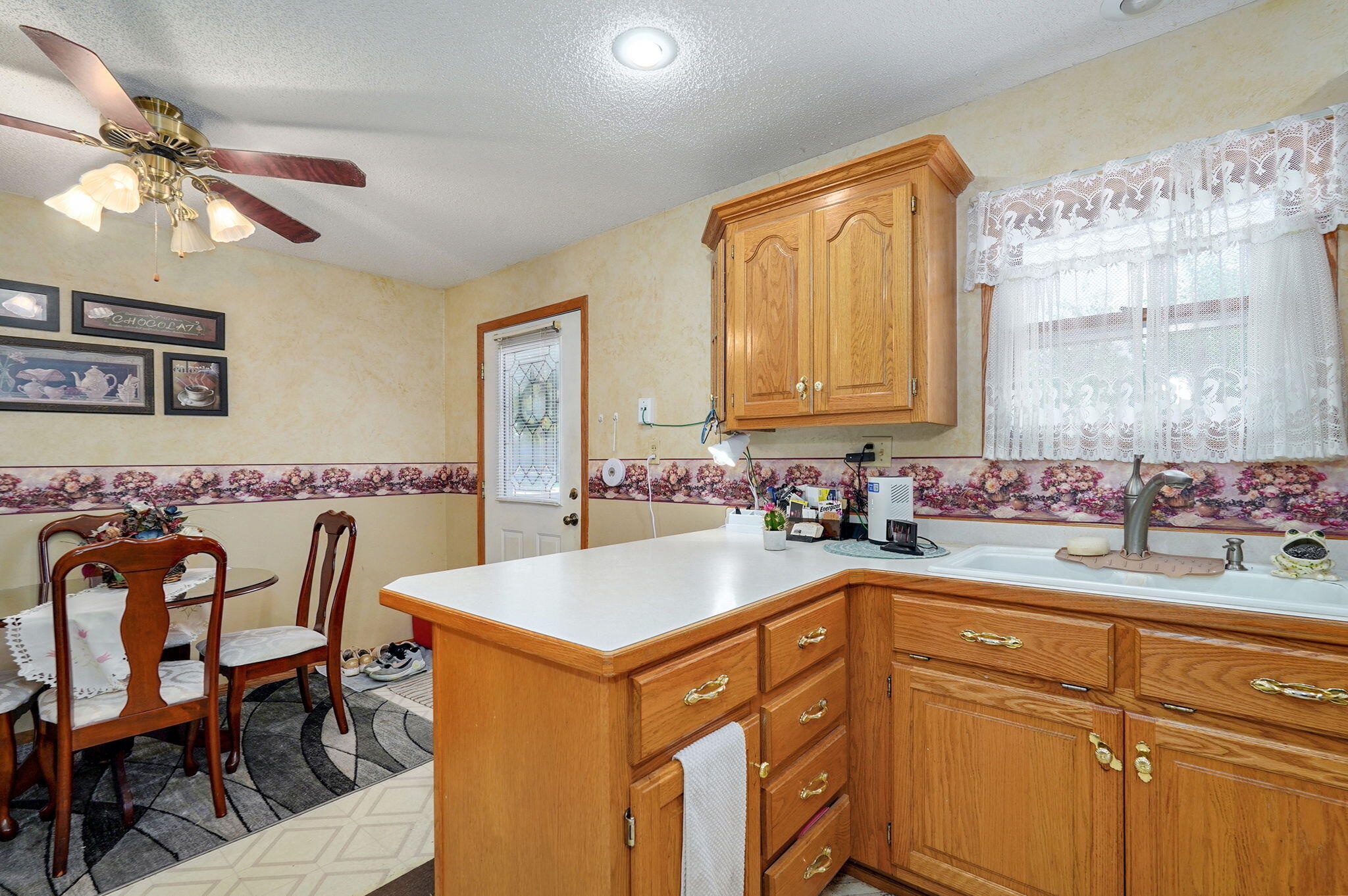 206 East Dennis Street Property Photo 12