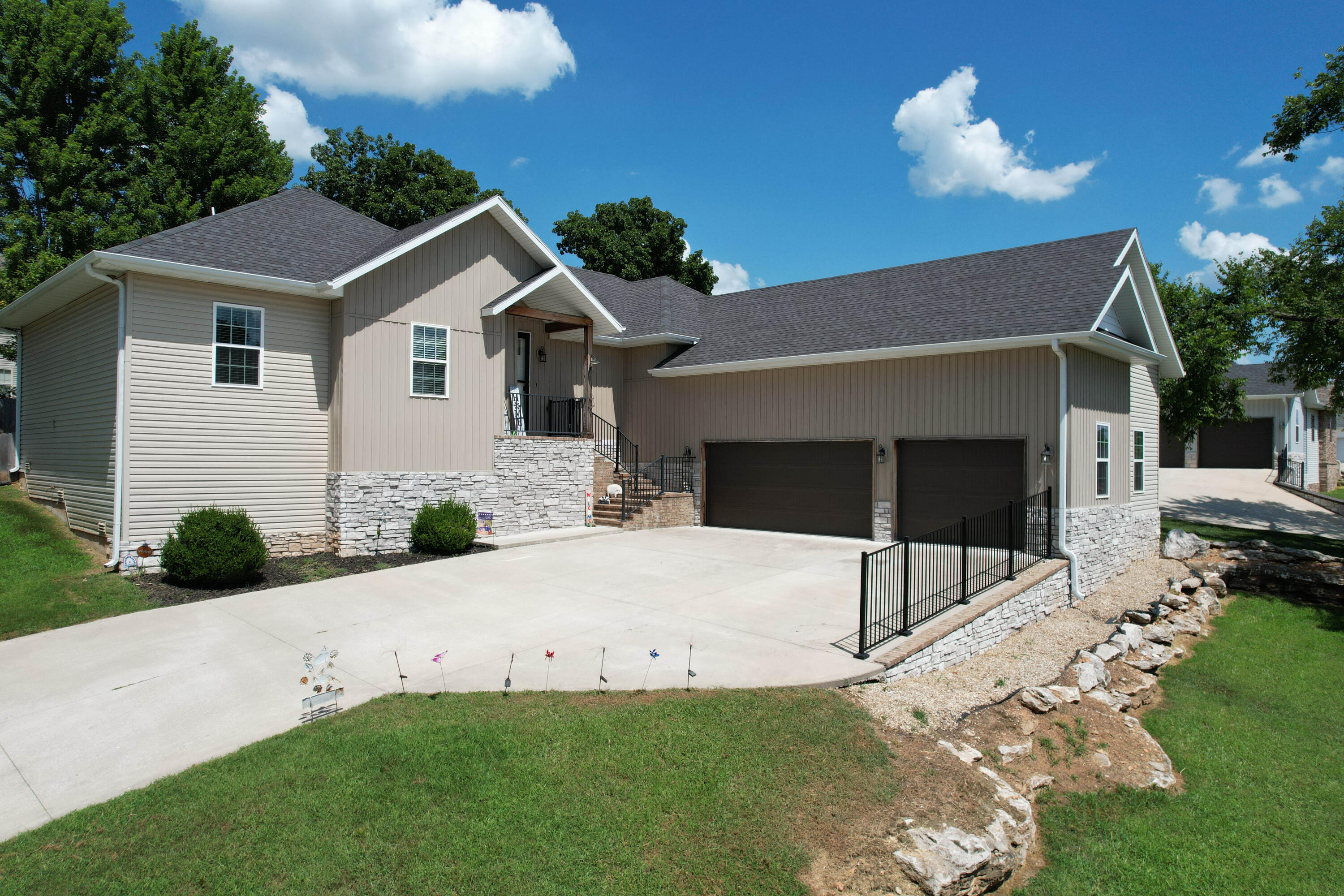 721 Rippling Creek Road Property Photo 3