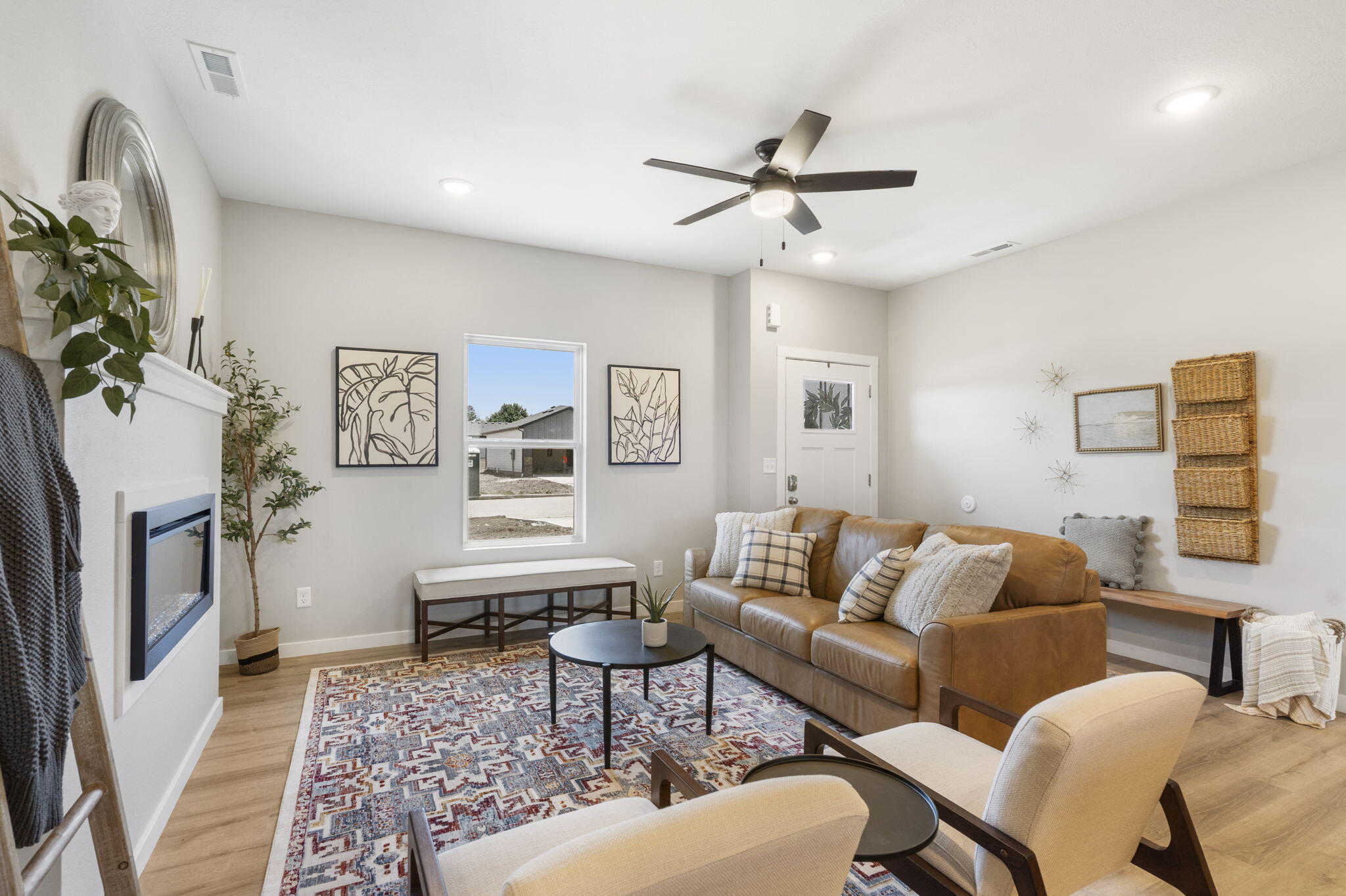635 East Vivian Street Property Photo 4