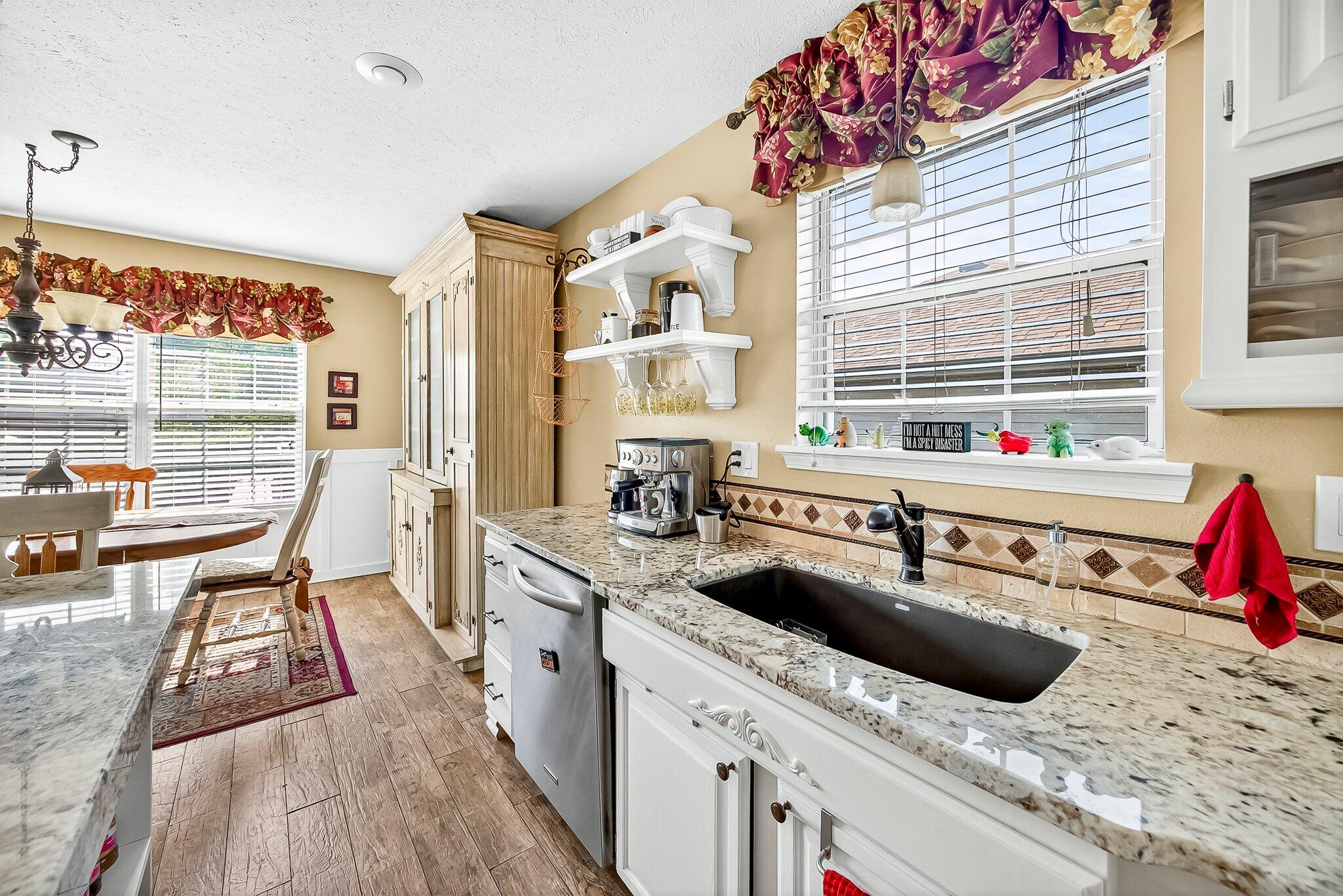 5342 South Tanager Avenue Property Photo 8