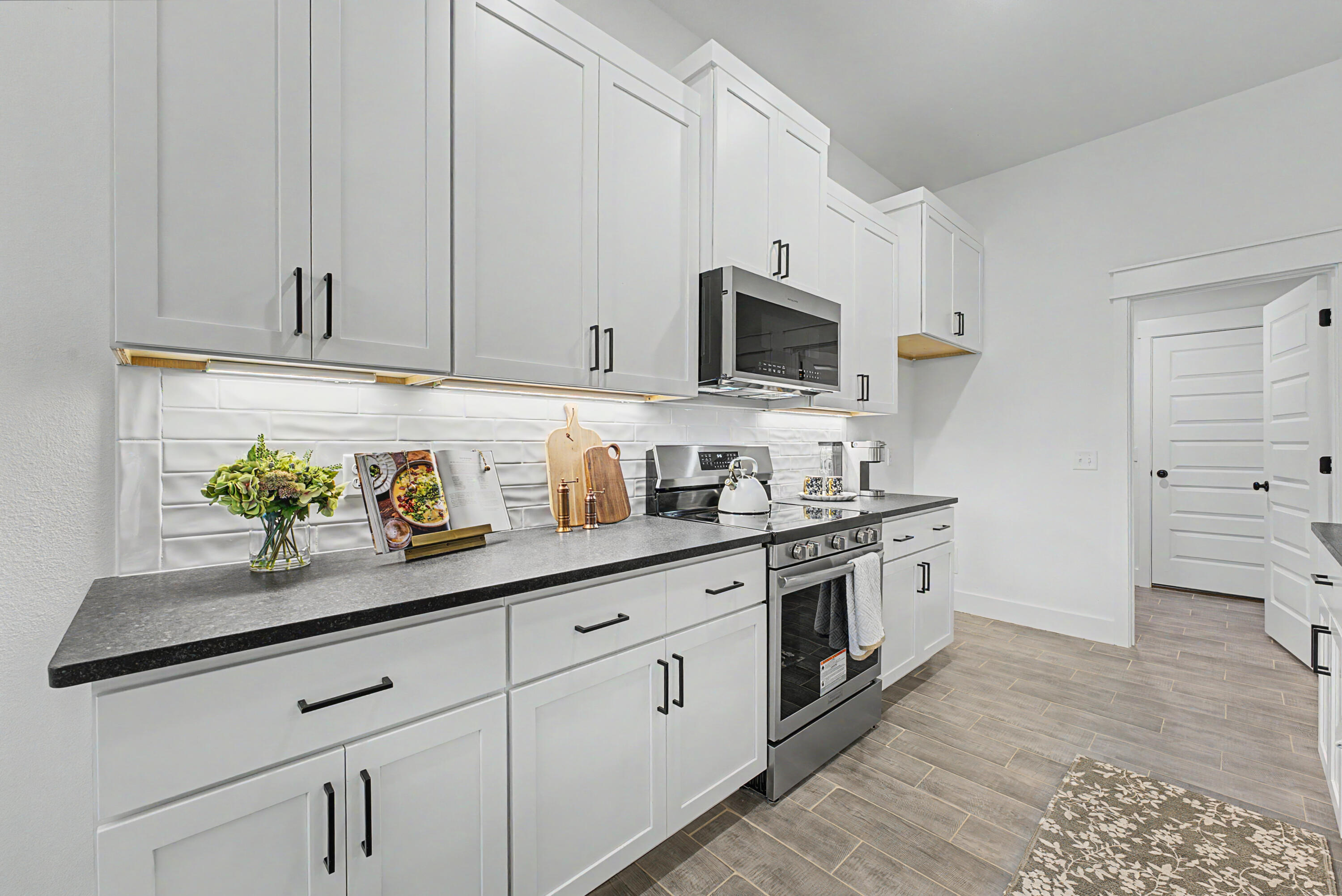 1107 West Jay Street Property Photo 8