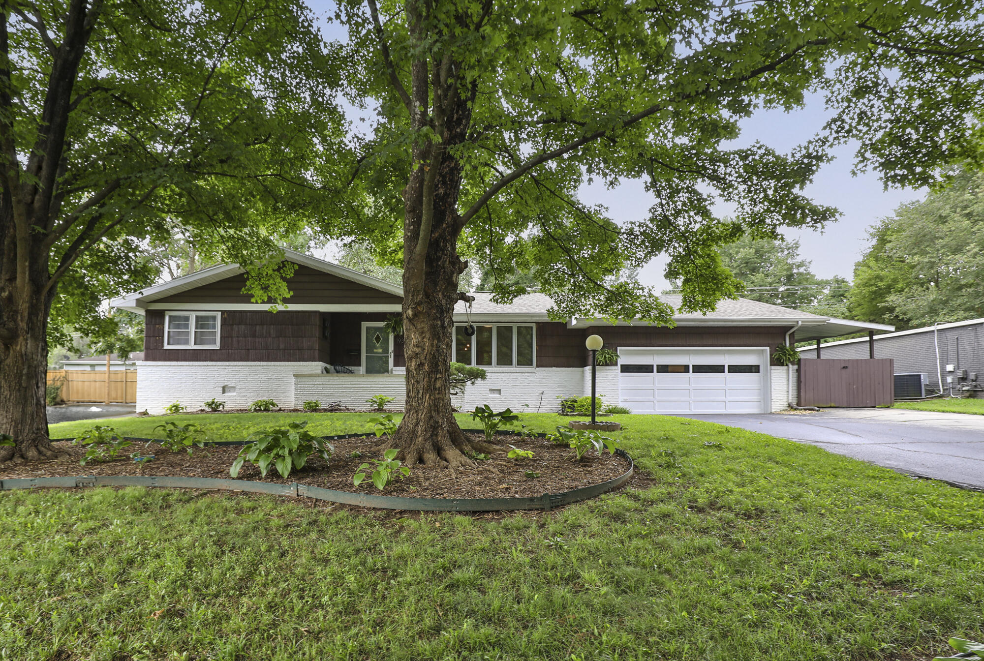1932 East Sunset Drive Property Photo 1