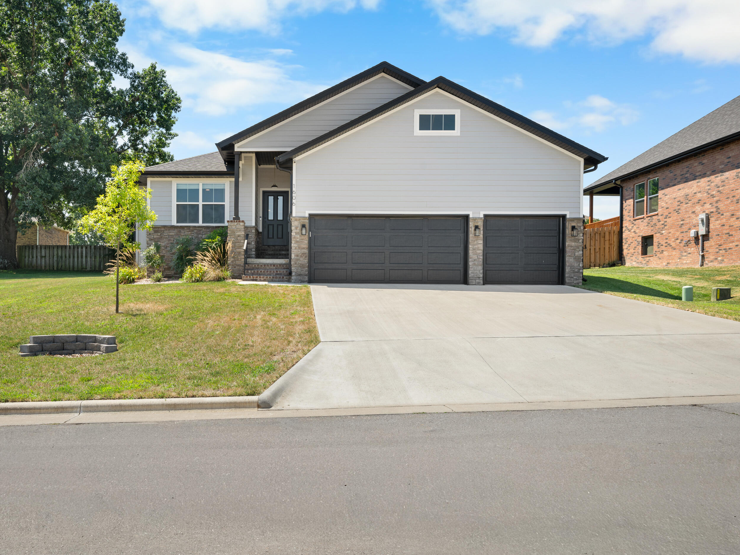 1606 East Silo Ridge Drive Property Photo 1