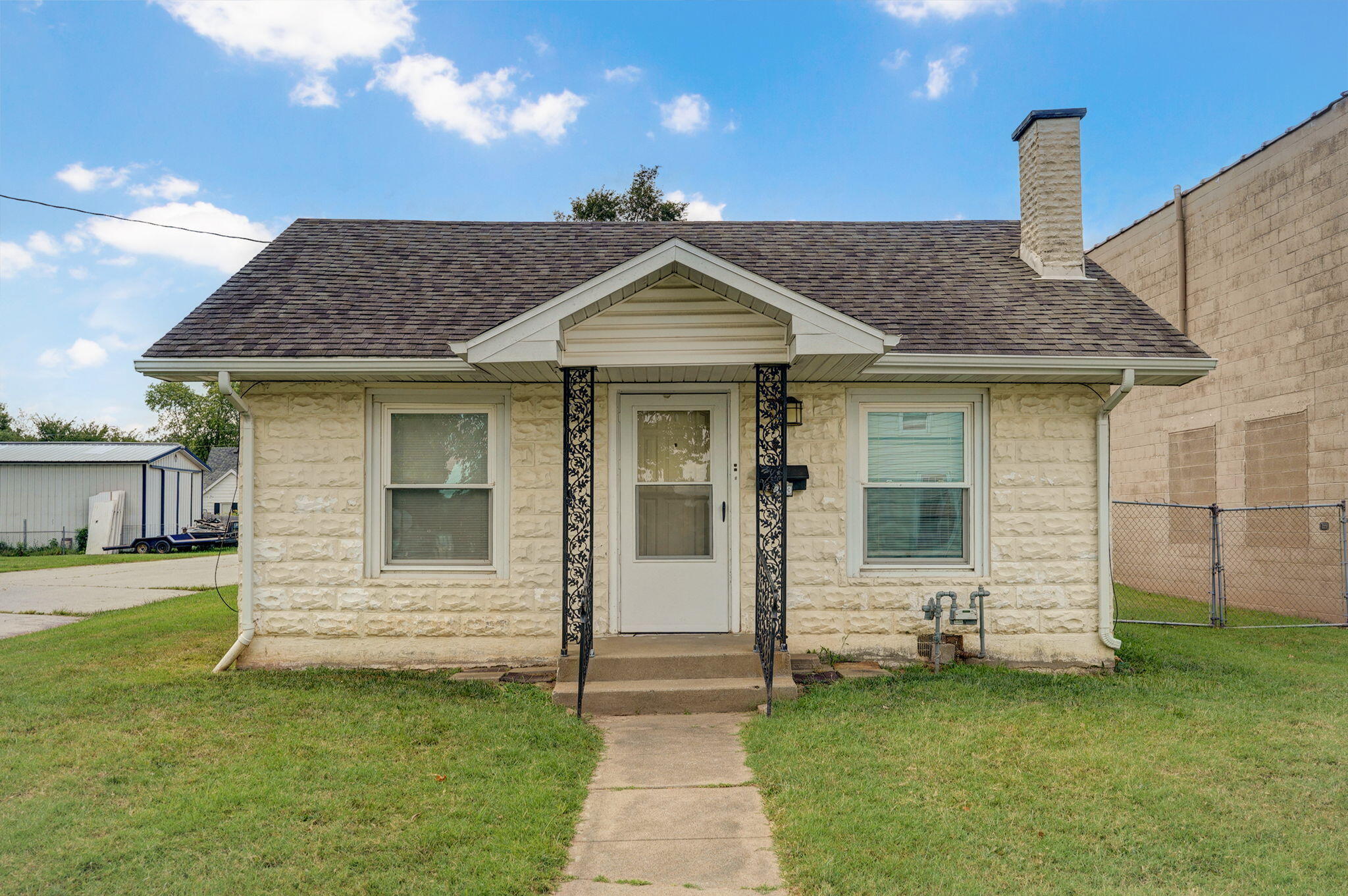 323 East South Street Property Photo 1