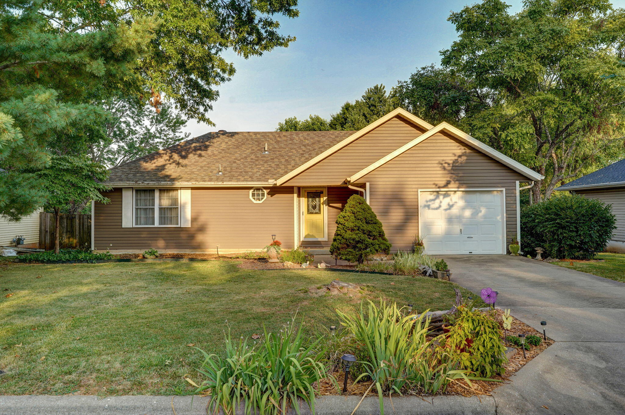 5649 South Pinehurst Avenue Property Photo 1