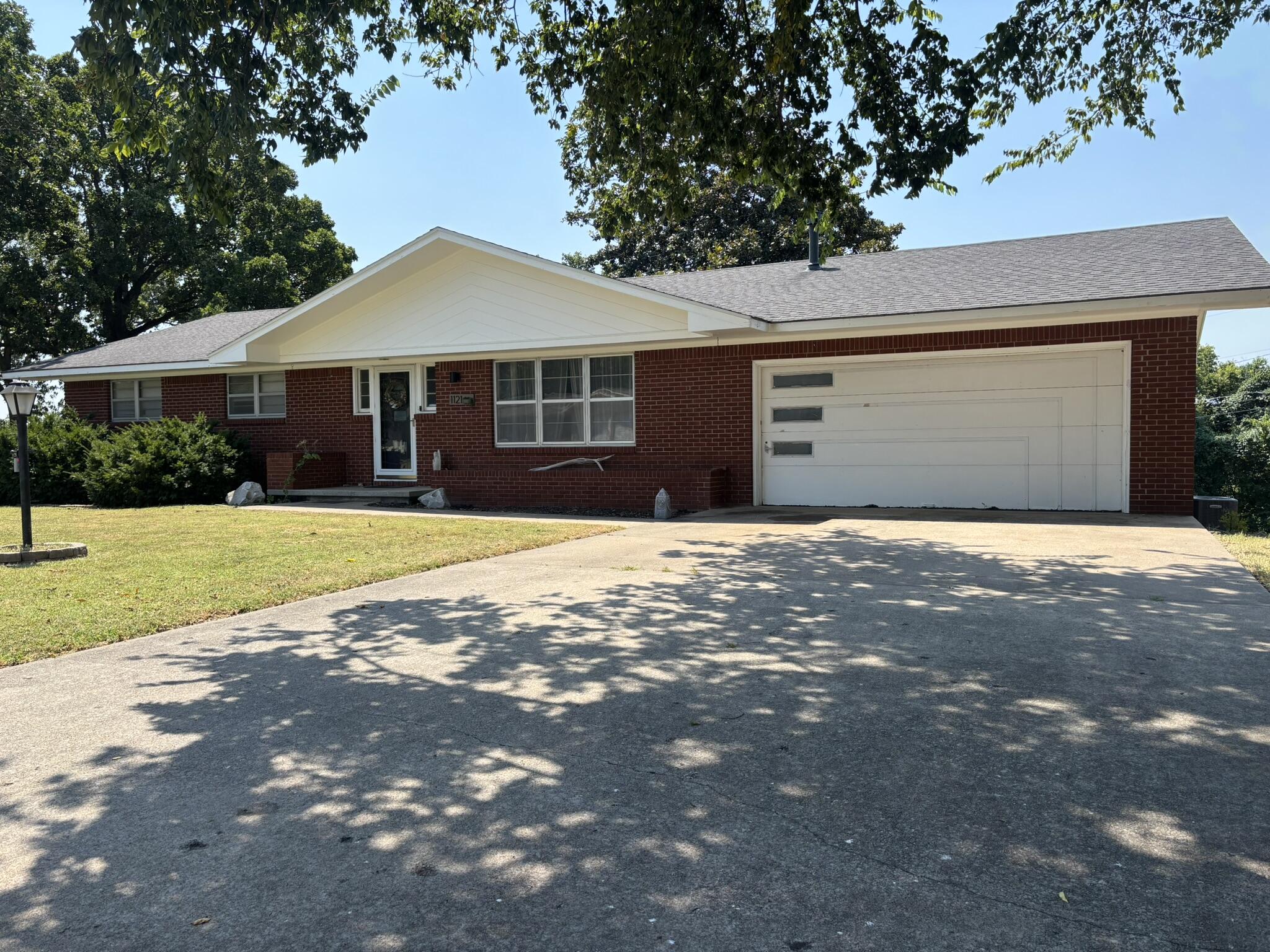 1121 Skyline Drive Property Photo 1